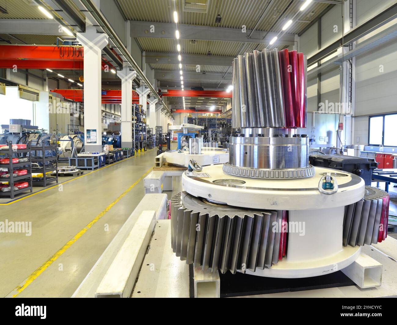 Herstellung von Getrieben für Windturbinen in einem modernen Industriewerk - Innenansicht der Produktionsanlage und Lagerung mit Maschinen Stockfoto