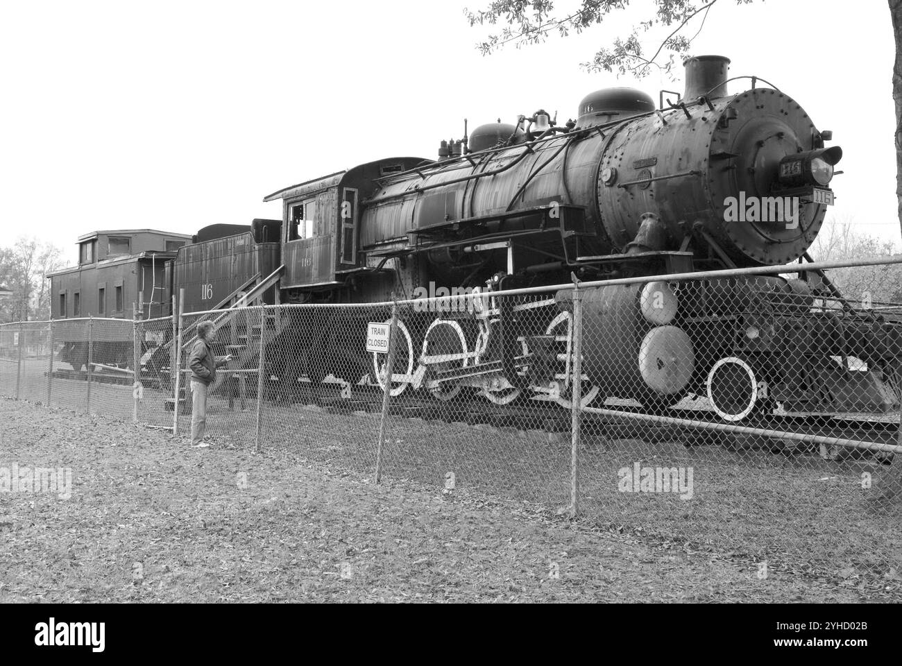 Kaukasierin (55 bis 60), die eine historische Zugausstellung im Geburtsort von Jimmie Rodgers in Meridian, Mississippi, USA, ansieht. Stockfoto