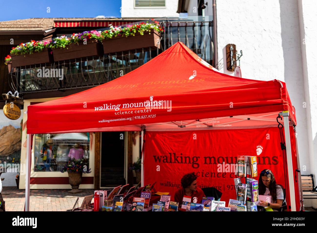 Vail, USA - 3. Juli 2022: Walking Mountains Science Center in Colorado mit lokalem Ständerschild Stockfoto