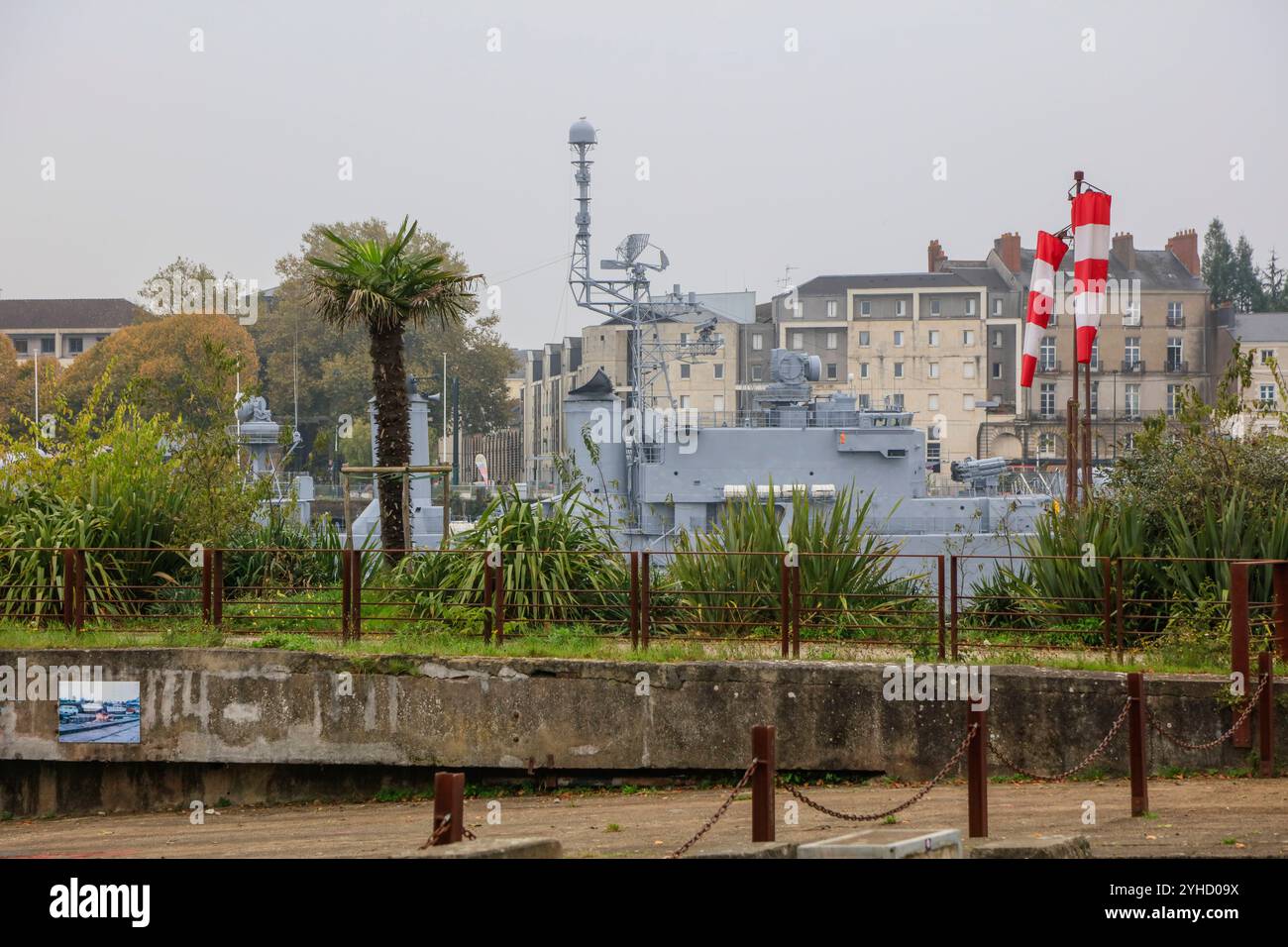 ehemaliges Kriegsschiff der französischen Marine Escorteur d Escadre Maille-Breze am Quai de la Fosse, heute Marinemuseum, gesehen von der Ile de Nantes in der Loire, Nantes, Departement Loire-Atlantique, Region Pays de la Loire, Frankreich *** ehemaliges Kriegsschiff der französischen Marine Stockfoto