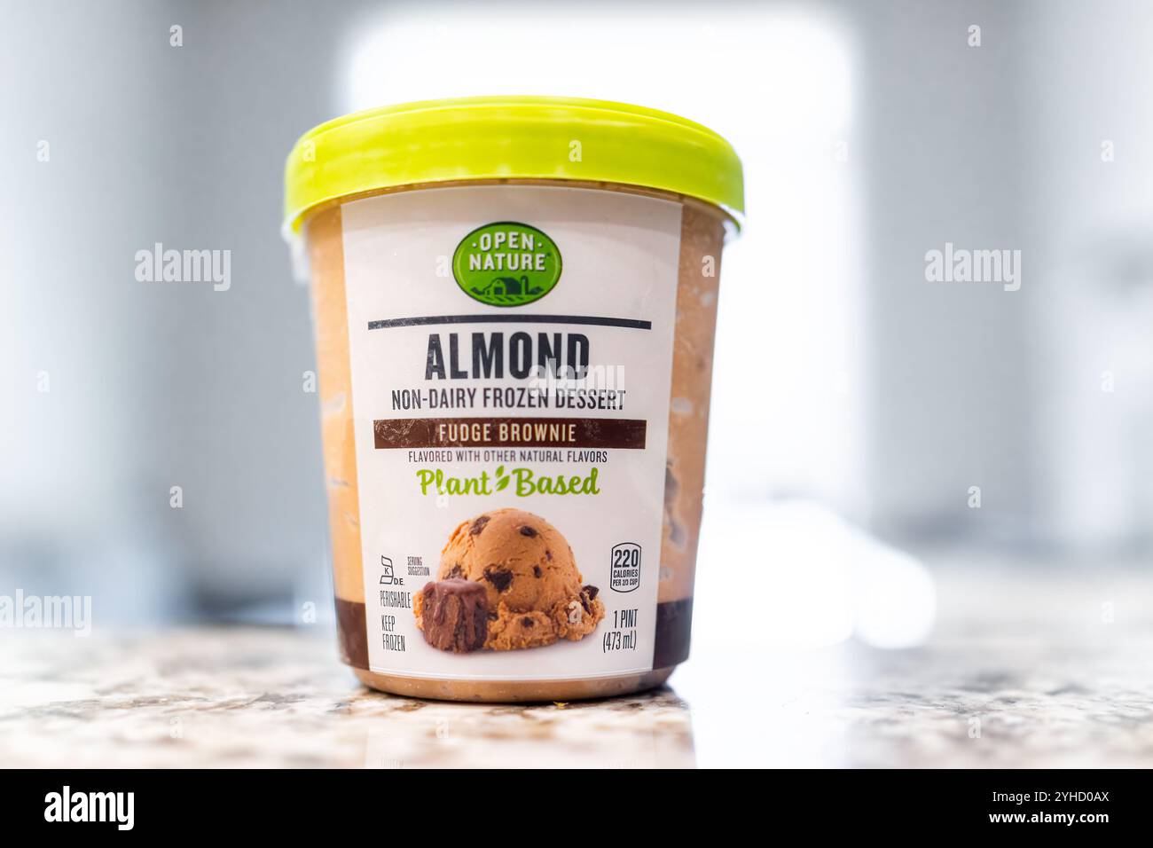 Avon, USA - 11. Juli 2022: Schilderetikett für veganes Eisdessert mit Schokoladenfudge Brownie-Geschmack von Open Nature safeway auf Pflanzenbasis Stockfoto