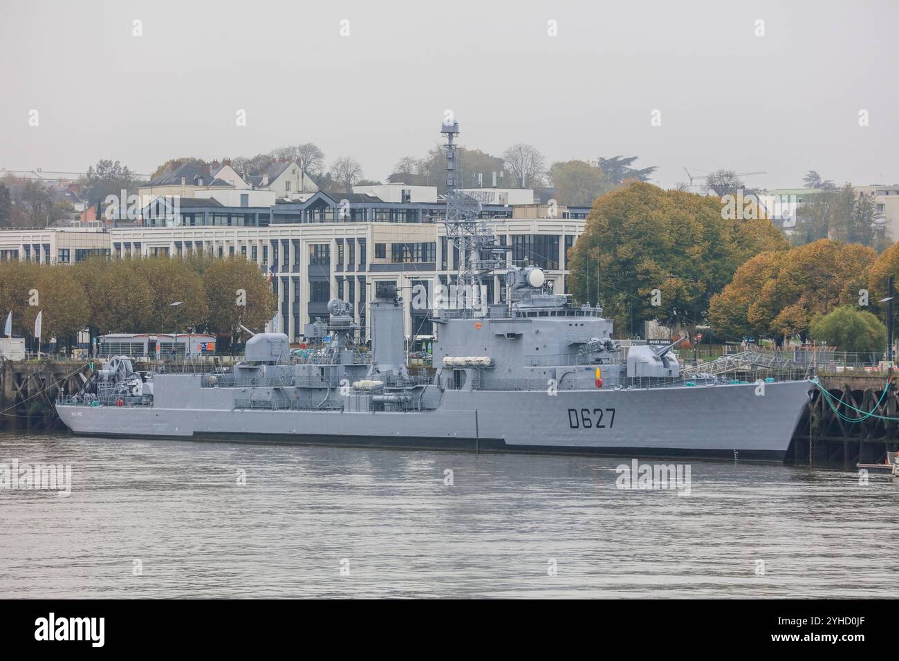 ehemaliges Kriegsschiff der französischen Marine Escorteur d Escadre Maille-Breze am Quai de la Fosse, heute Marinemuseum, gesehen von der Ile de Nantes in der Loire, Nantes, Departement Loire-Atlantique, Region Pays de la Loire, Frankreich *** ehemaliges Kriegsschiff der französischen Marine Stockfoto