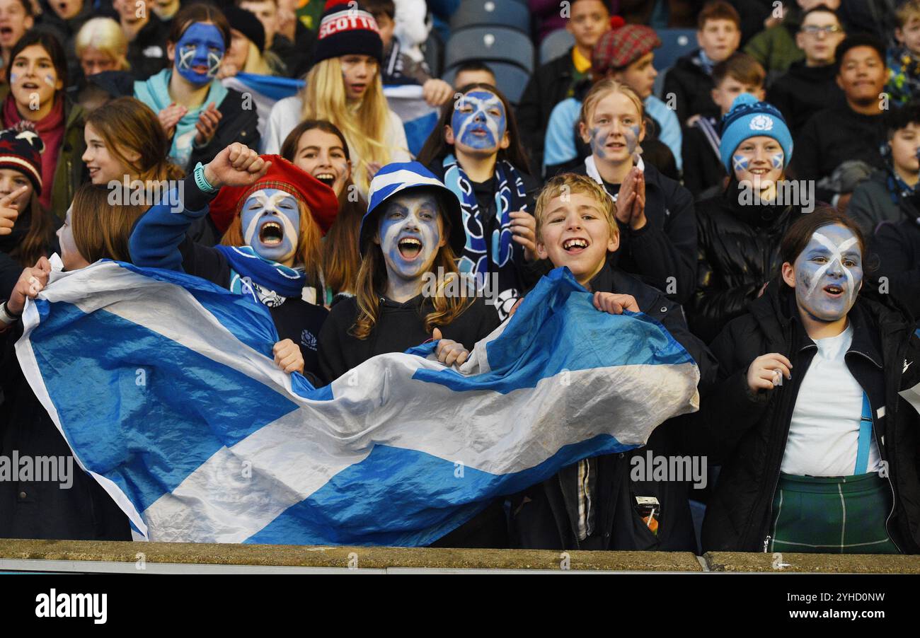 Scottish Gas Murrayfield. Edinburgh Schottland Großbritannien 10. November 24 HERBSTTESTS 2024/25 Schottland gegen Südafrika Junge schottische Rugby-Fans mit saltire gemalten Gesichtern genießen das Spiel Credit: eric mccowat/Alamy Live News Stockfoto