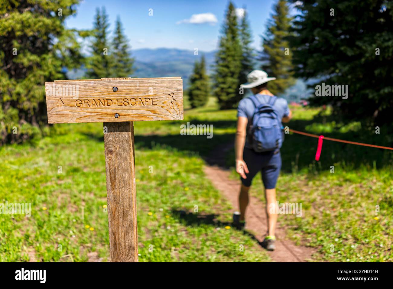 Colorado Top of Vail Tour Ridge Route Wanderweg Wegweiser für Grand Escape Text und man Wanderer Walking Stockfoto