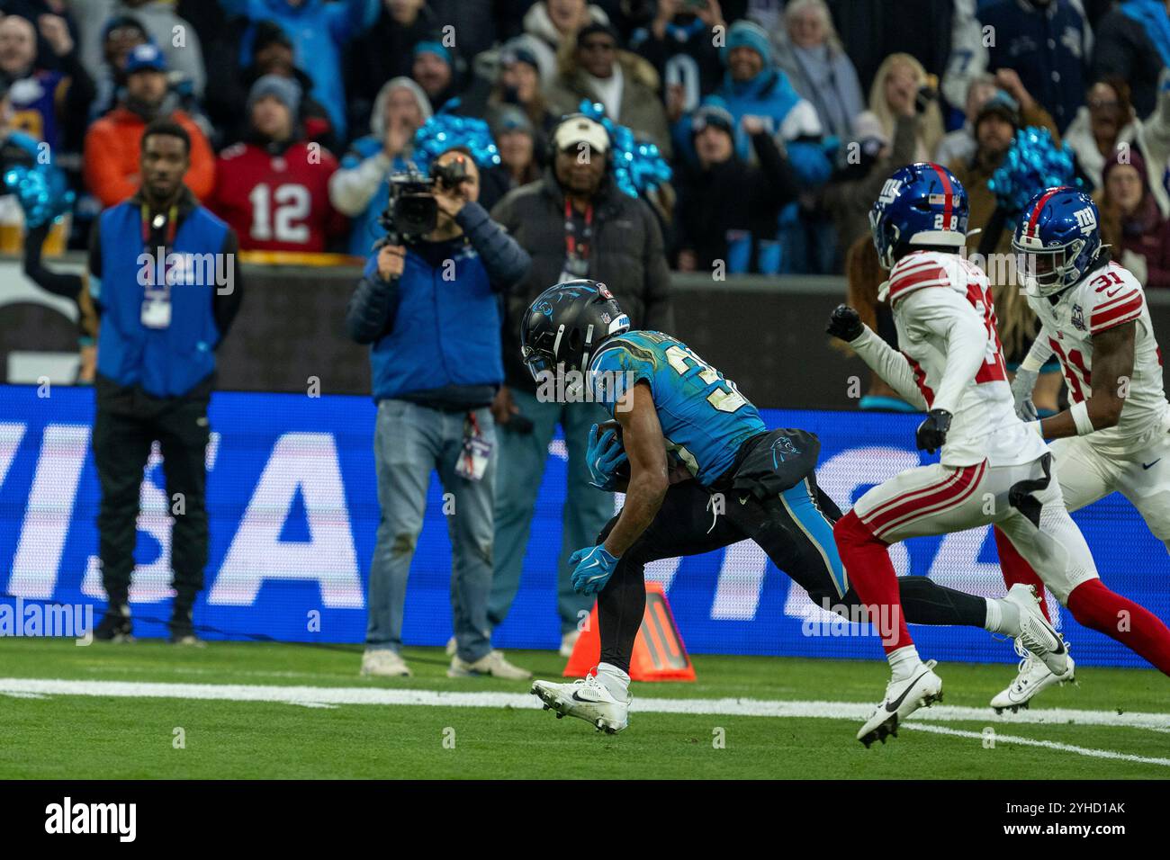 München, Deutschland. November 2024. Chuba Hubbard (Carolina Panthers, #30), Tyler Nubin (New York Giants, #31), GER, New York Giants vs. Carolina Phanters, Football, NFL, Woche 10, Spielzeit 2024/2025, 10.11.2024, Eibner-Pressefoto/Sascha Walther Credit: dpa/Alamy Live News Stockfoto
