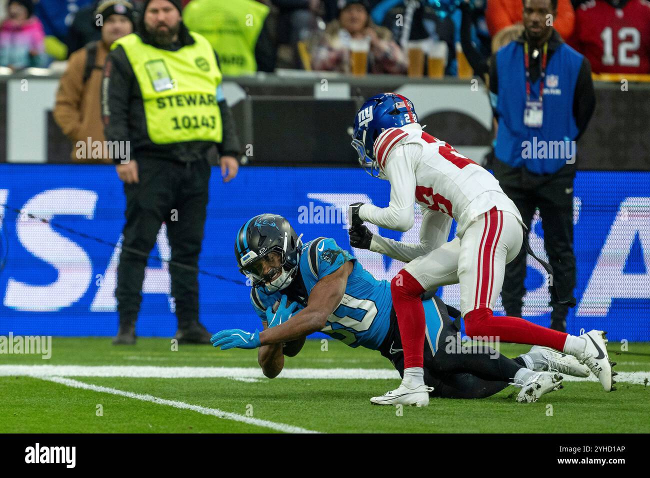 München, Deutschland. November 2024. Chuba Hubbard (Carolina Panthers, #30), Tyler Nubin (New York Giants, #31), GER, New York Giants vs. Carolina Phanters, Football, NFL, Woche 10, Spielzeit 2024/2025, 10.11.2024, Eibner-Pressefoto/Sascha Walther Credit: dpa/Alamy Live News Stockfoto