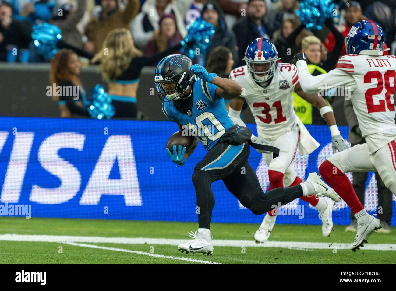 München, Deutschland. November 2024. Chuba Hubbard (Carolina Panthers, #30), Tyler Nubin (New York Giants, #31), GER, New York Giants vs. Carolina Phanters, Football, NFL, Woche 10, Spielzeit 2024/2025, 10.11.2024, Eibner-Pressefoto/Sascha Walther Credit: dpa/Alamy Live News Stockfoto