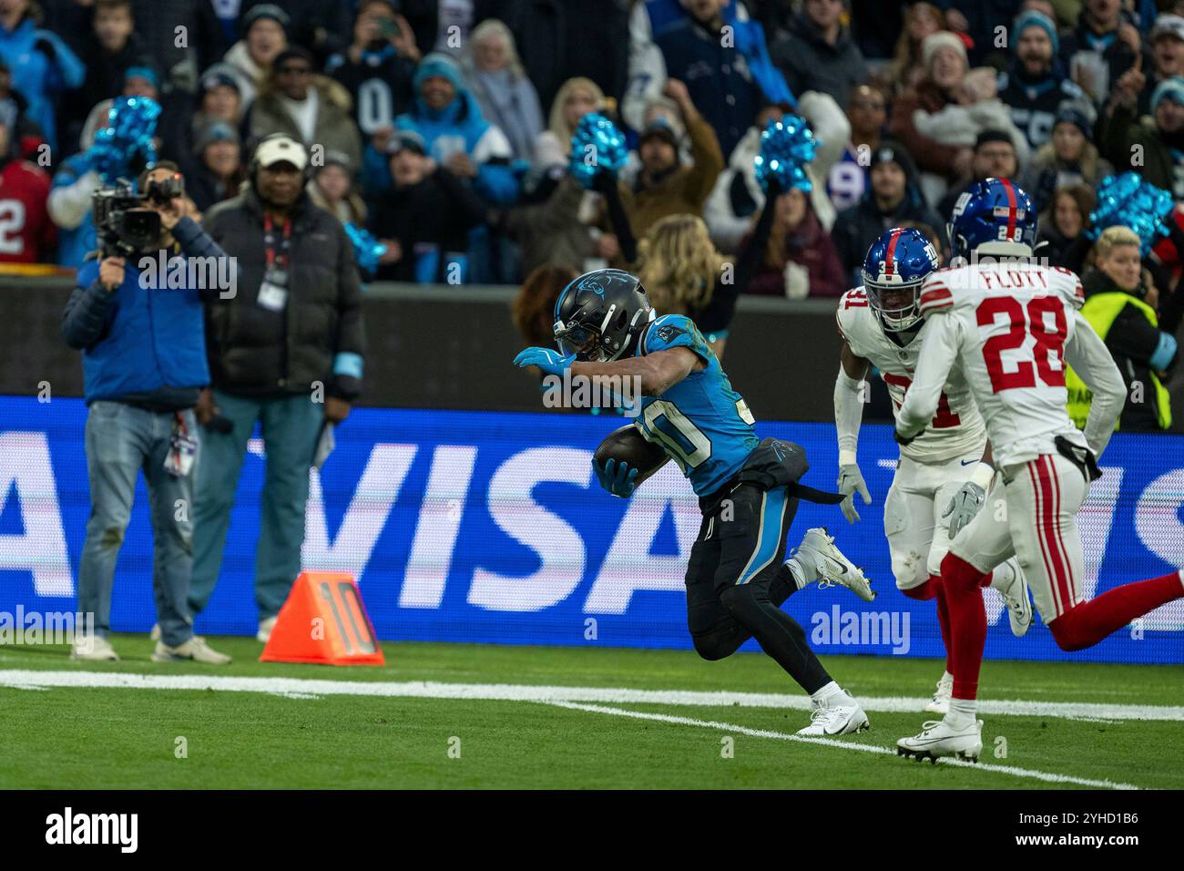 München, Deutschland. November 2024. Chuba Hubbard (Carolina Panthers, #30), Tyler Nubin (New York Giants, #31), GER, New York Giants vs. Carolina Phanters, Football, NFL, Woche 10, Spielzeit 2024/2025, 10.11.2024, Eibner-Pressefoto/Sascha Walther Credit: dpa/Alamy Live News Stockfoto
