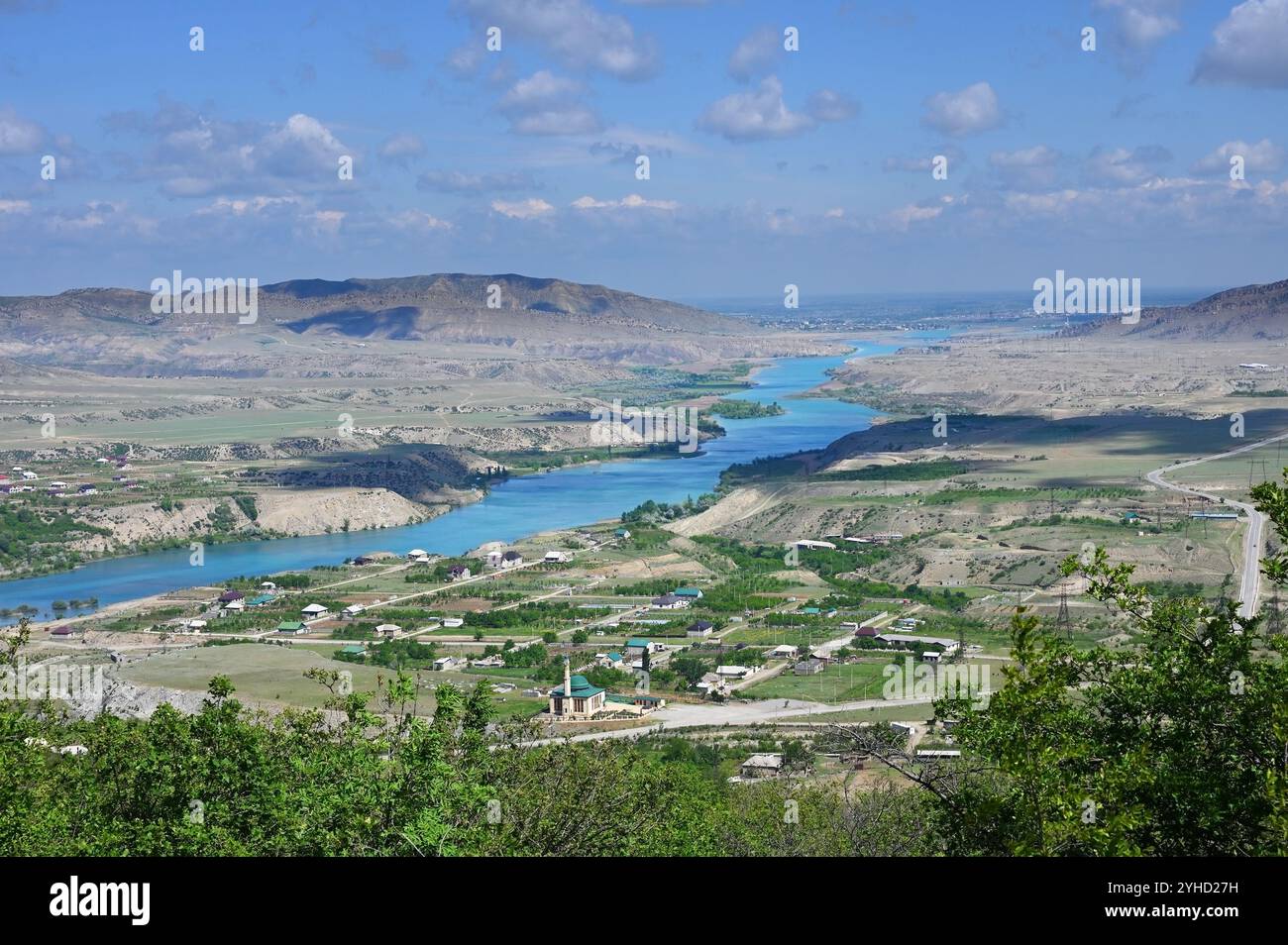 Ein typisches Dorf entlang des Flusses in den endlosen Bergen in der Republik Dagestan, Russland Stockfoto