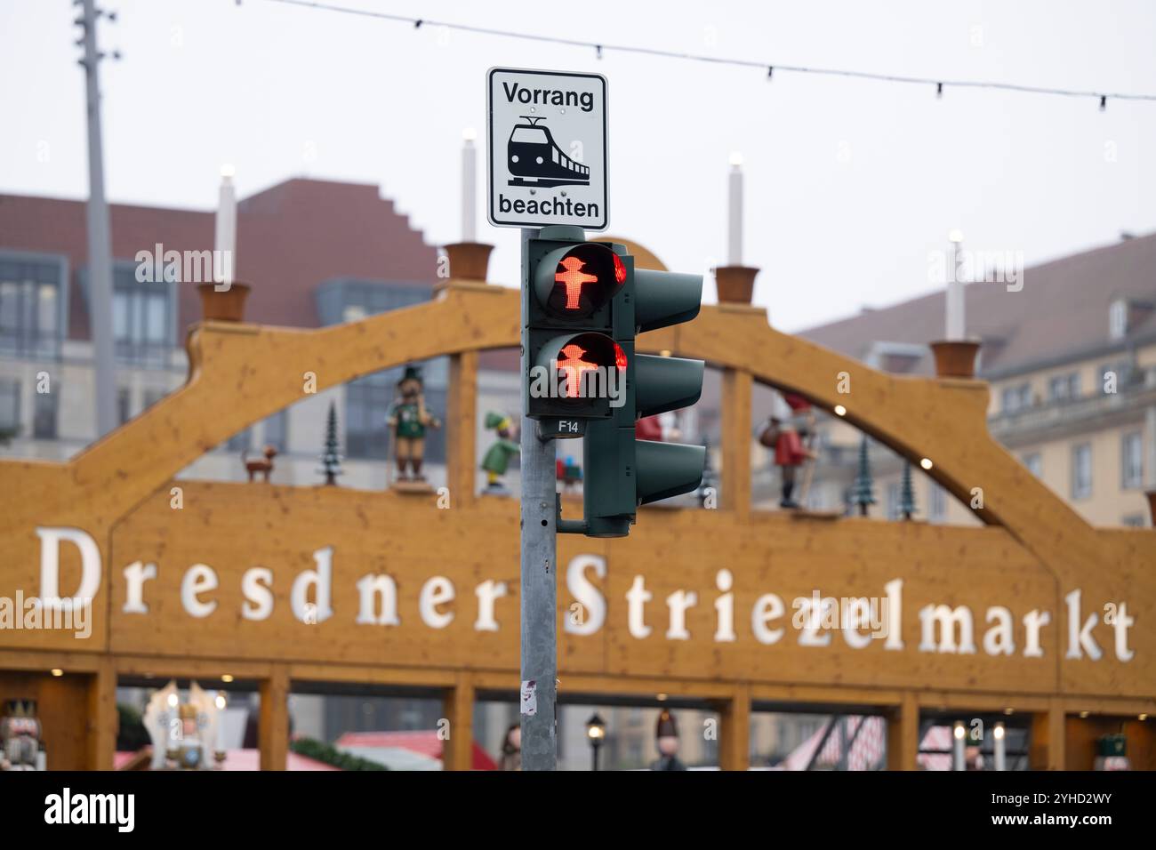 Dresden, Deutschland. November 2024. Vor dem 590. Dresdner Striezelmarkt an der Wilsdruffer Straße, der derzeit eingerichtet wird, ist eine Fußgängerampel rot. Quelle: Sebastian Kahnert/dpa/Alamy Live News Stockfoto
