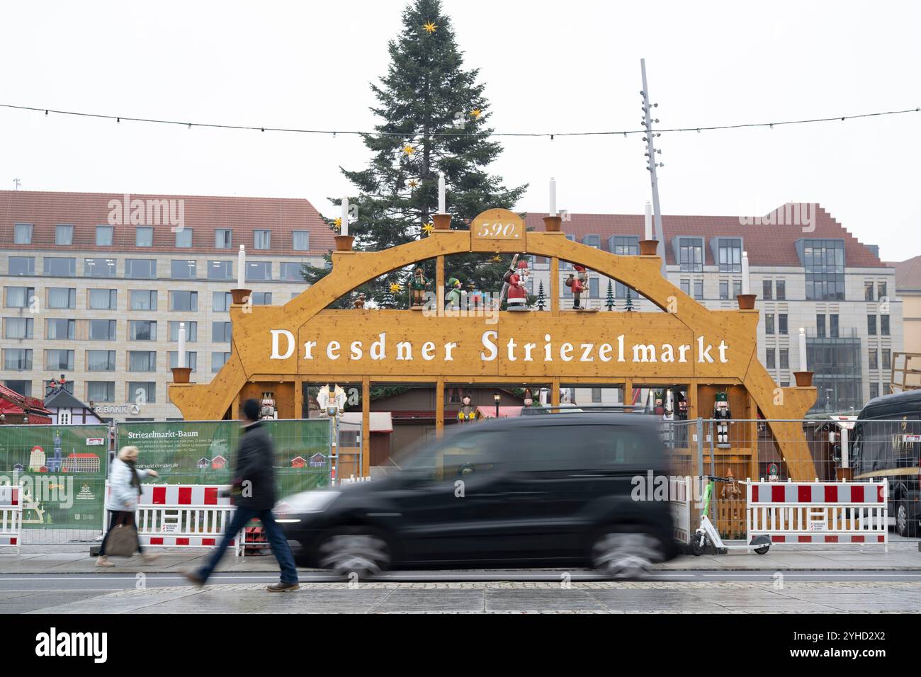 Dresden, Deutschland. November 2024. Ein Auto fährt am 590. Dresdner Striezelmarkt auf der Wilsdruffer Straße vorbei, der derzeit errichtet wird. Quelle: Sebastian Kahnert/dpa/Alamy Live News Stockfoto
