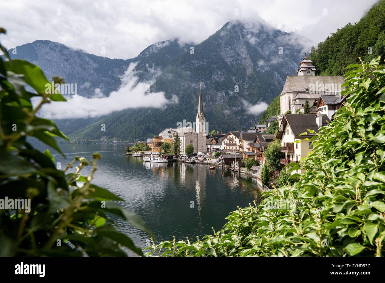 Vormittagsblick auf das berühmte malerische Hallstätter Dorf und die bewölkten Berge auf dem Hallstätter See, Gmunden, Österreich Stockfoto