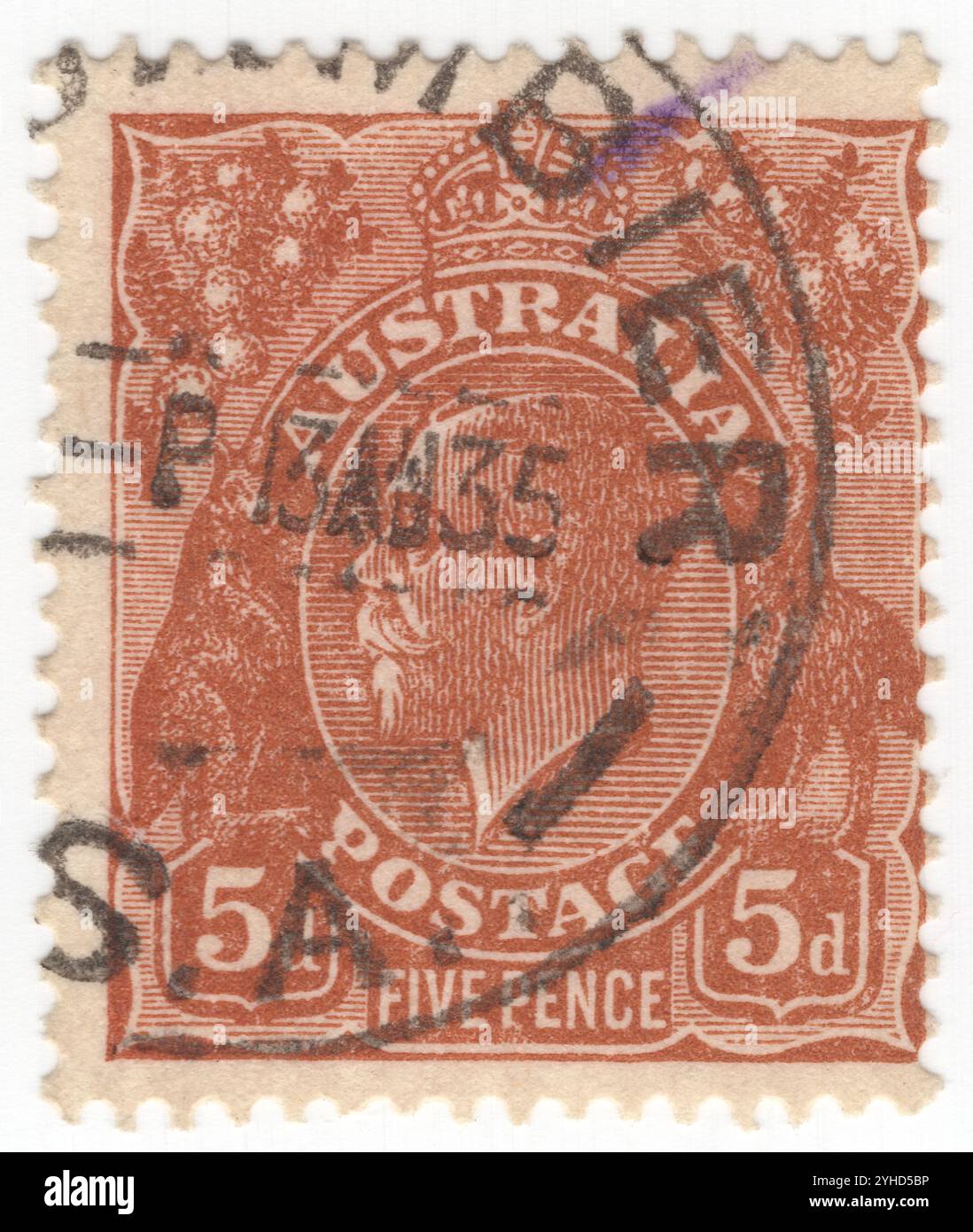 AUSTRALIEN — 25. Februar 1932: 5 Pence braune Briefmarke mit Porträt von König Georg V. (Georg Friedrich Ernst Albert) war vom 6. Mai 1910 bis zu seinem Tod 1936 König des Vereinigten Königreichs und der britischen Dominions und Kaiser von Indien. George wurde während der Regierungszeit seiner Großmutter Queen Victoria geboren und war der zweite Sohn von Albert Edward, Prince of Wales, und war Dritter in der Nachfolge auf den britischen Thron hinter seinem Vater und seinem älteren Bruder, Prinz Albert Victor Stockfoto