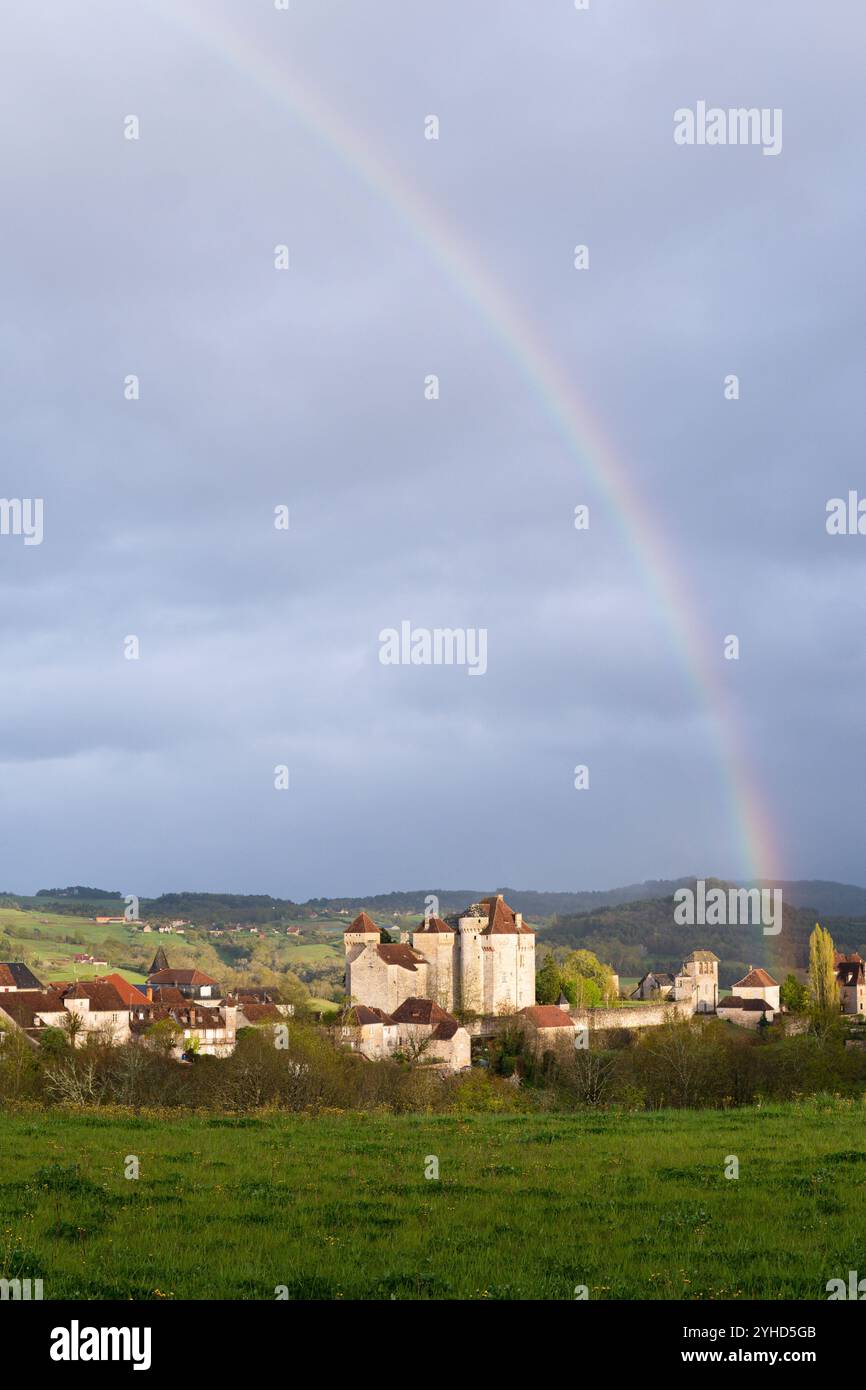 Blick über die mittelalterliche Stadt Curemonte nach Regen mit einem Regenbogen über Frankreich Stockfoto