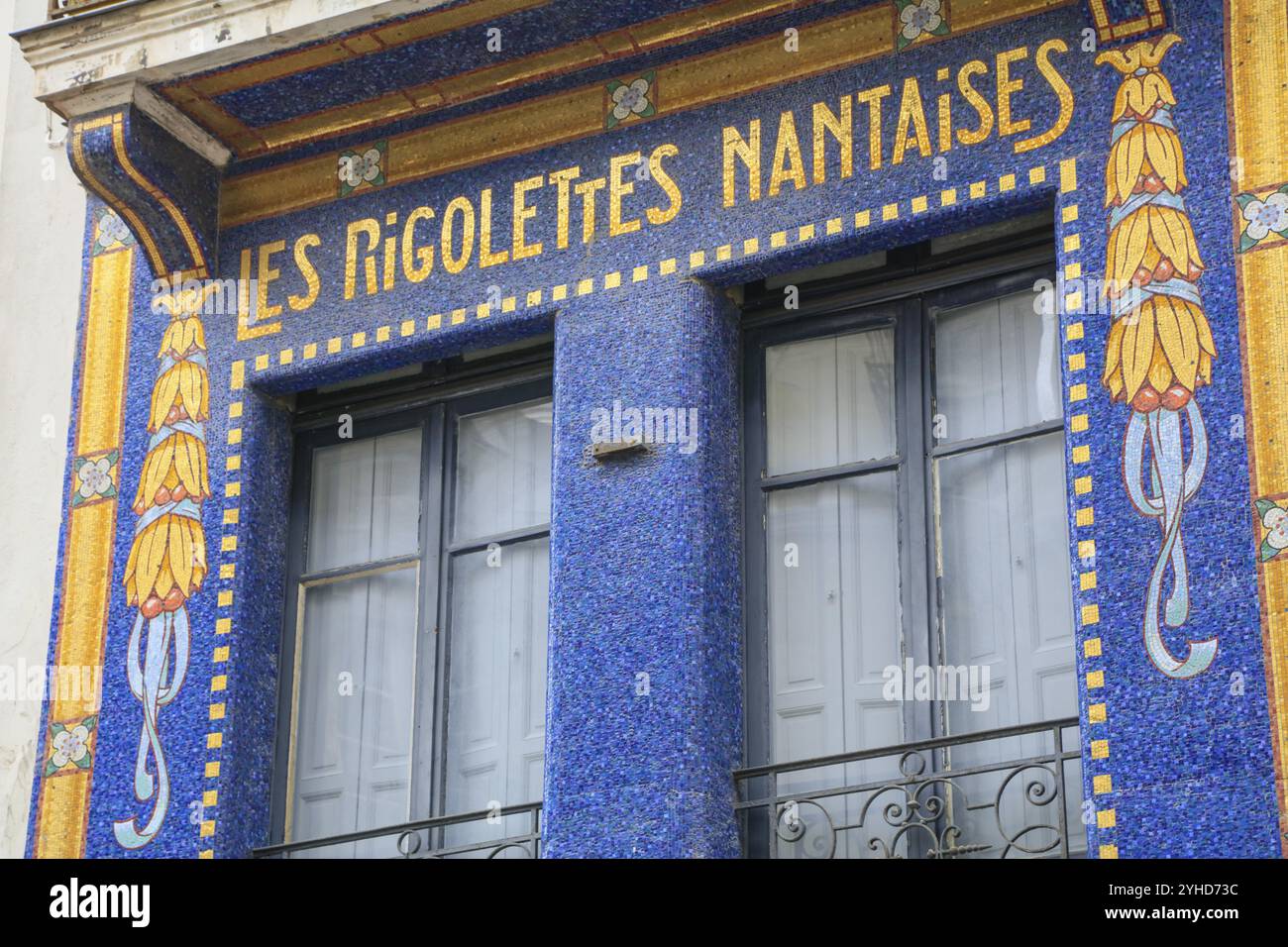 LES RIGOLETTES NANTAISES Mosaik in Blau und Gelb an der Fassade eines Hauses im Stadtzentrum von Nantes, Loire-Atlantique Departement Pays de la Loir Stockfoto