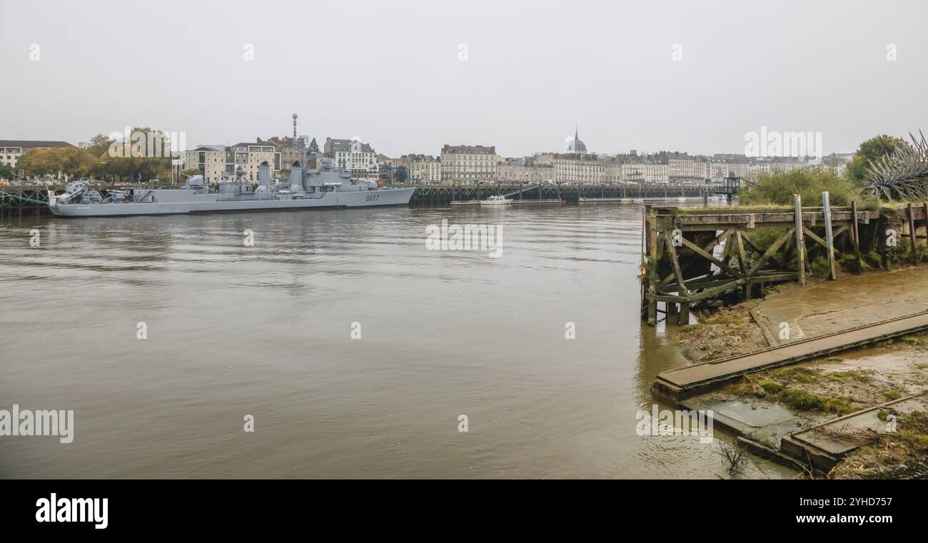 Ehemaliges Kriegsschiff der französischen Marine Escorteur d’Escadre Maille-Breze am Quai de la Fosse, heute Marinemuseum, von der Ile de Nantes in der Loi aus gesehen Stockfoto