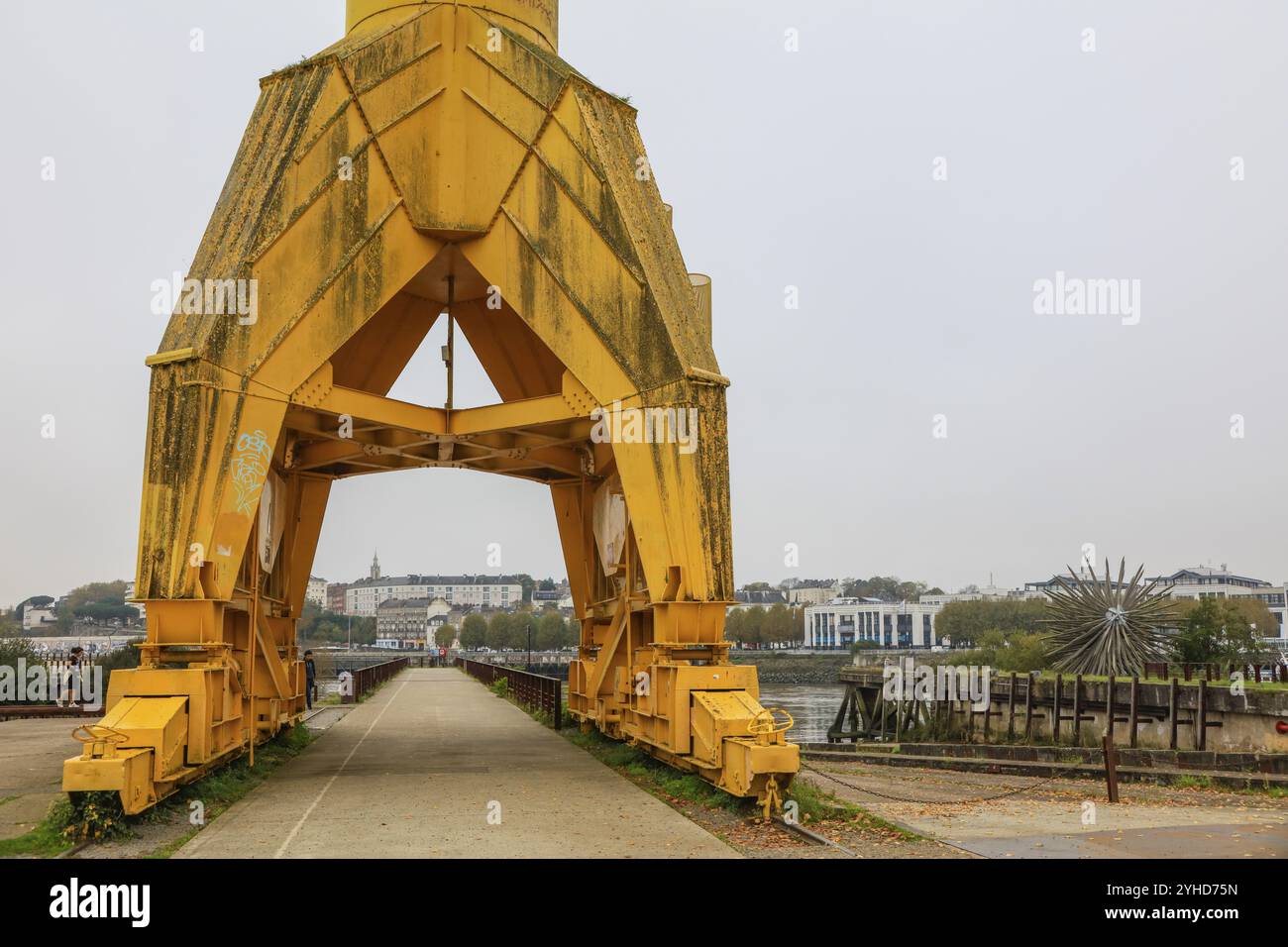 Gelber Kran, ehemalige Werft der Chantiers d'Atlantique an der Ile de Nantes in der Loire, Nantes, Departement Loire-Atlantique, Pays de la Loire r Stockfoto