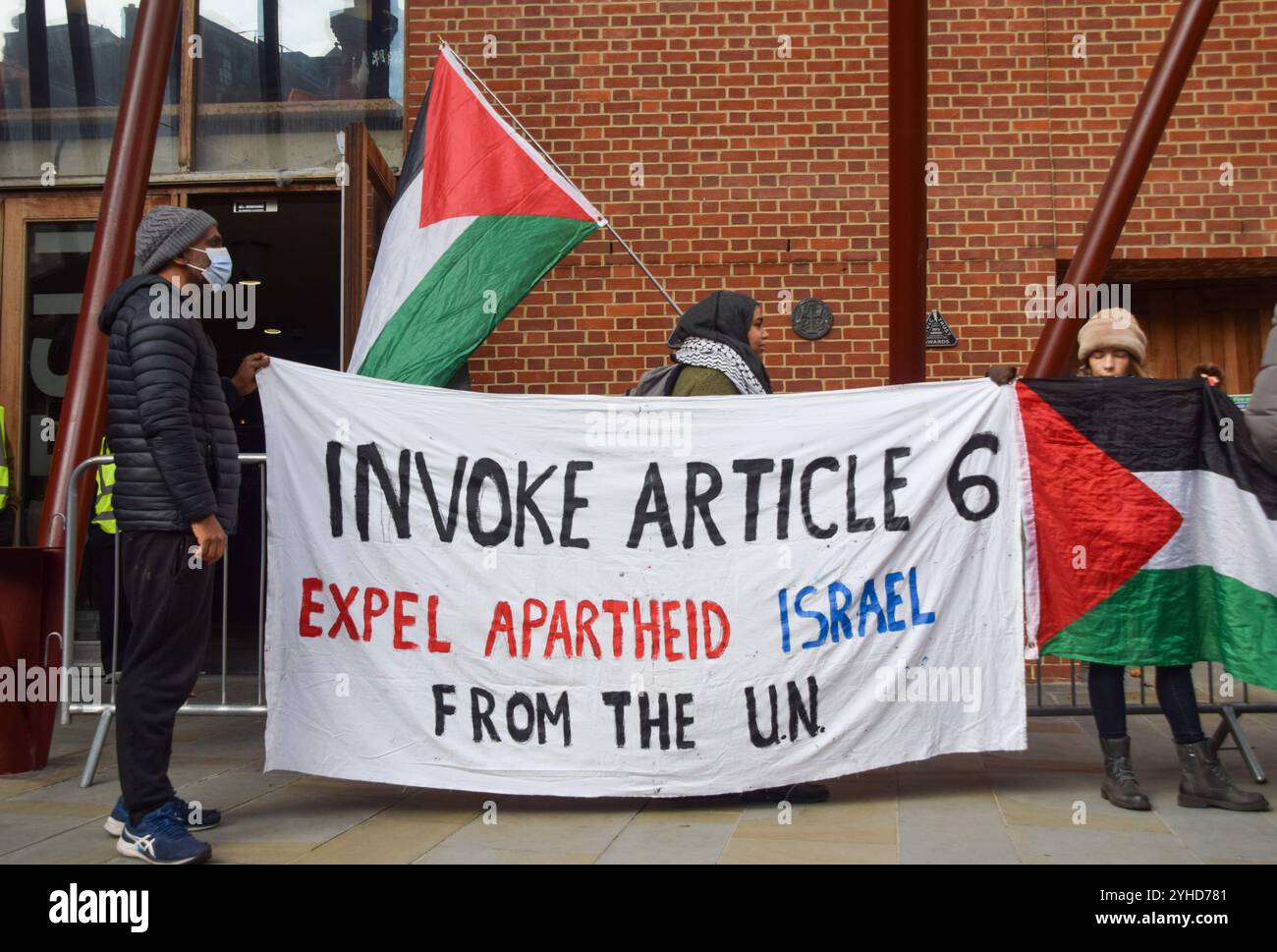 London, Großbritannien. November 2024. Palästinensische Anhänger halten ein Banner, das die Ausweisung Israels aus der UNO fordert, während Francesca Albanese, Sonderberichterstatterin der Vereinten Nationen für die besetzten palästinensischen Gebiete, einen Vortrag an der London School of Economics, LSE hält. Quelle: Vuk Valcic/Alamy Live News Stockfoto