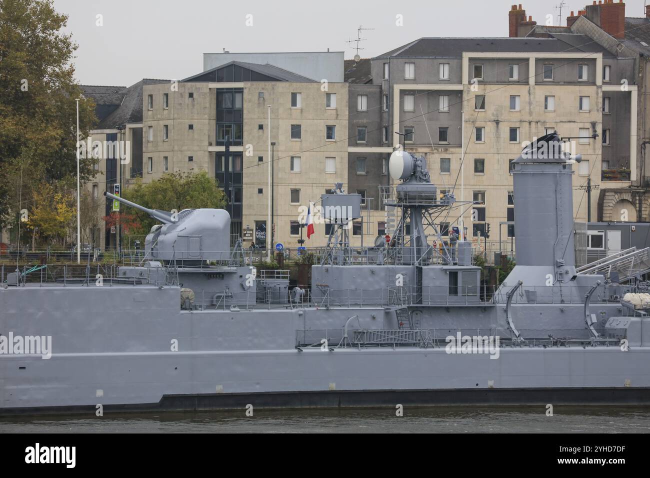 Ehemaliges Kriegsschiff der französischen Marine Escorteur d’Escadre Maille-Breze am Quai de la Fosse, heute Marinemuseum, von der Ile de Nantes in der Loi aus gesehen Stockfoto
