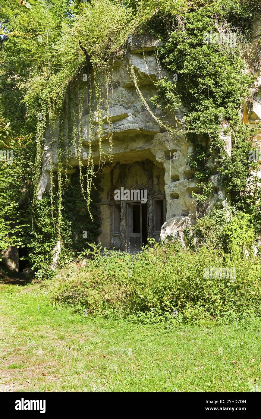 Der Eingang zum Steinbruch, wo der Stein für die Burg von Grand Mello abgebaut wurde. Bruchstücke einer unterirdischen Burg, die heute teilweise zerstört wurde, wurden zerstört Stockfoto