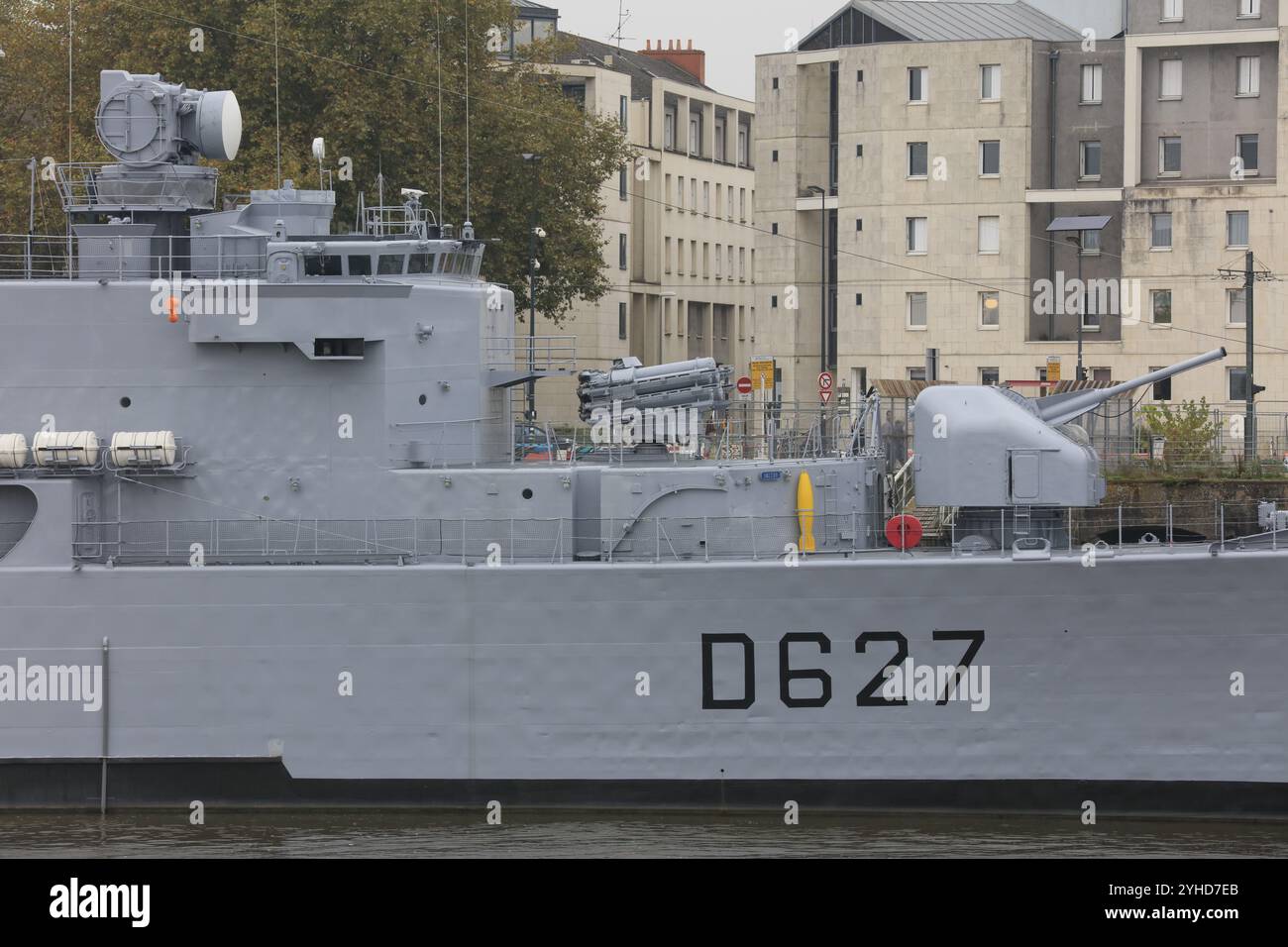 Ehemaliges Kriegsschiff der französischen Marine Escorteur d’Escadre Maille-Breze am Quai de la Fosse, heute Marinemuseum, von der Ile de Nantes in der Loi aus gesehen Stockfoto