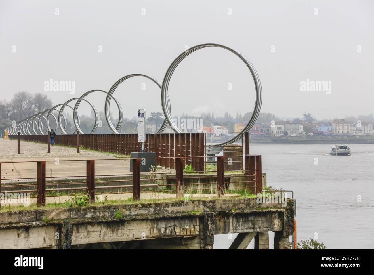 Kunstinstallation Les Anneaux de Buren, ehemalige Werft der Chantiers d'Atlantique an der Ile de Nantes in der Loire, Nantes, Departement Loire-Atla Stockfoto