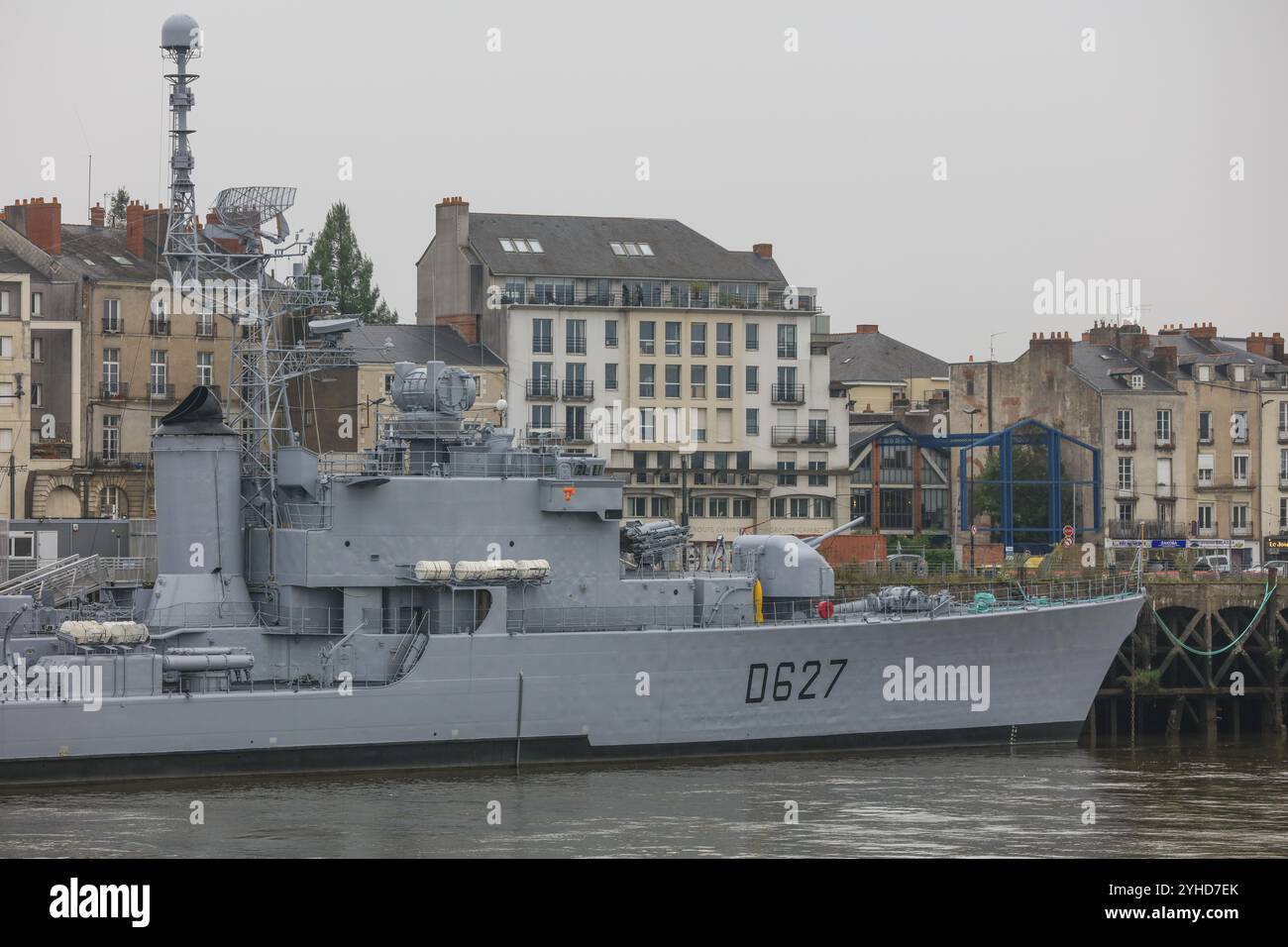 Ehemaliges Kriegsschiff der französischen Marine Escorteur d’Escadre Maille-Breze am Quai de la Fosse, heute Marinemuseum, von der Ile de Nantes in der Loi aus gesehen Stockfoto