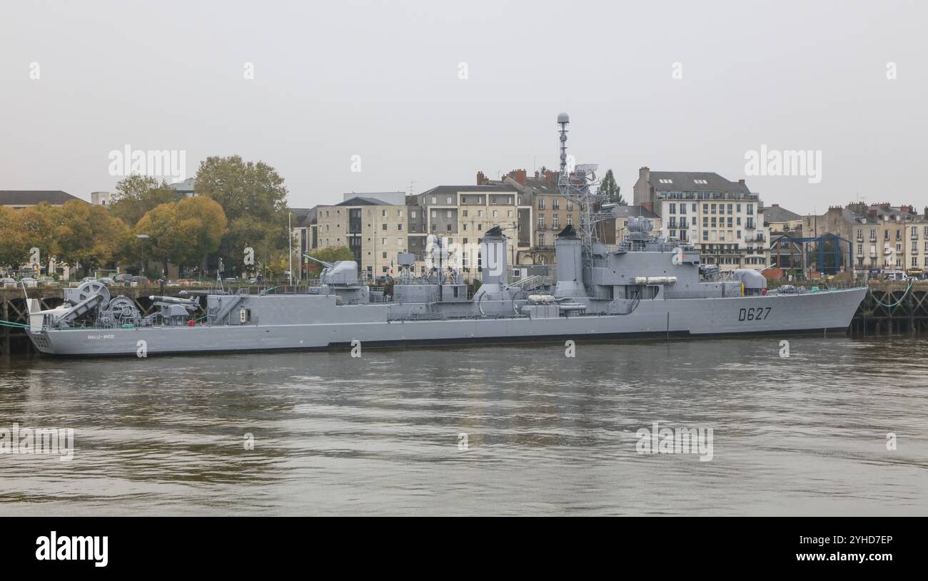 Ehemaliges Kriegsschiff der französischen Marine Escorteur d’Escadre Maille-Breze am Quai de la Fosse, heute Marinemuseum, von der Ile de Nantes in der Loi aus gesehen Stockfoto