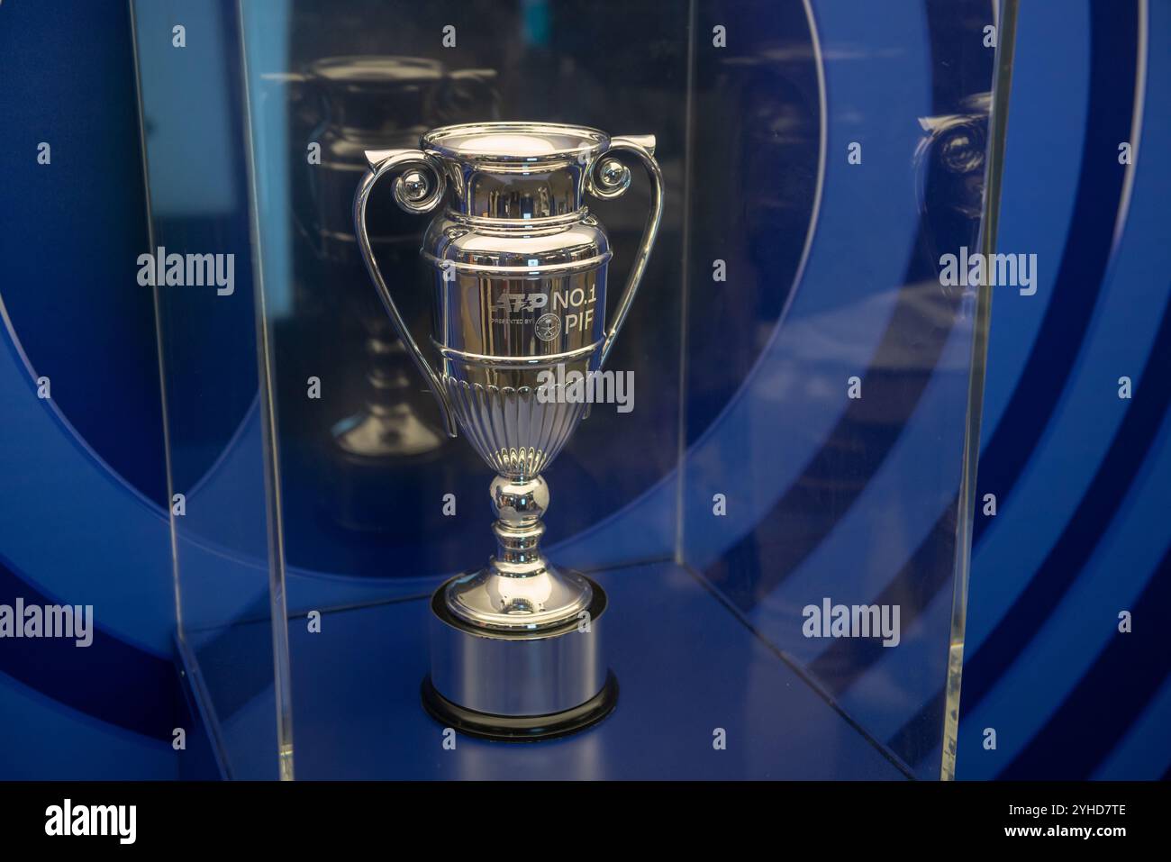 Nitto ATP Finals, Trophäe von PIF, Public Investment Fund, Saudi-Arabiens Staatsfonds, der den ersten Champion bei den ATPfinals erhält, t Stockfoto