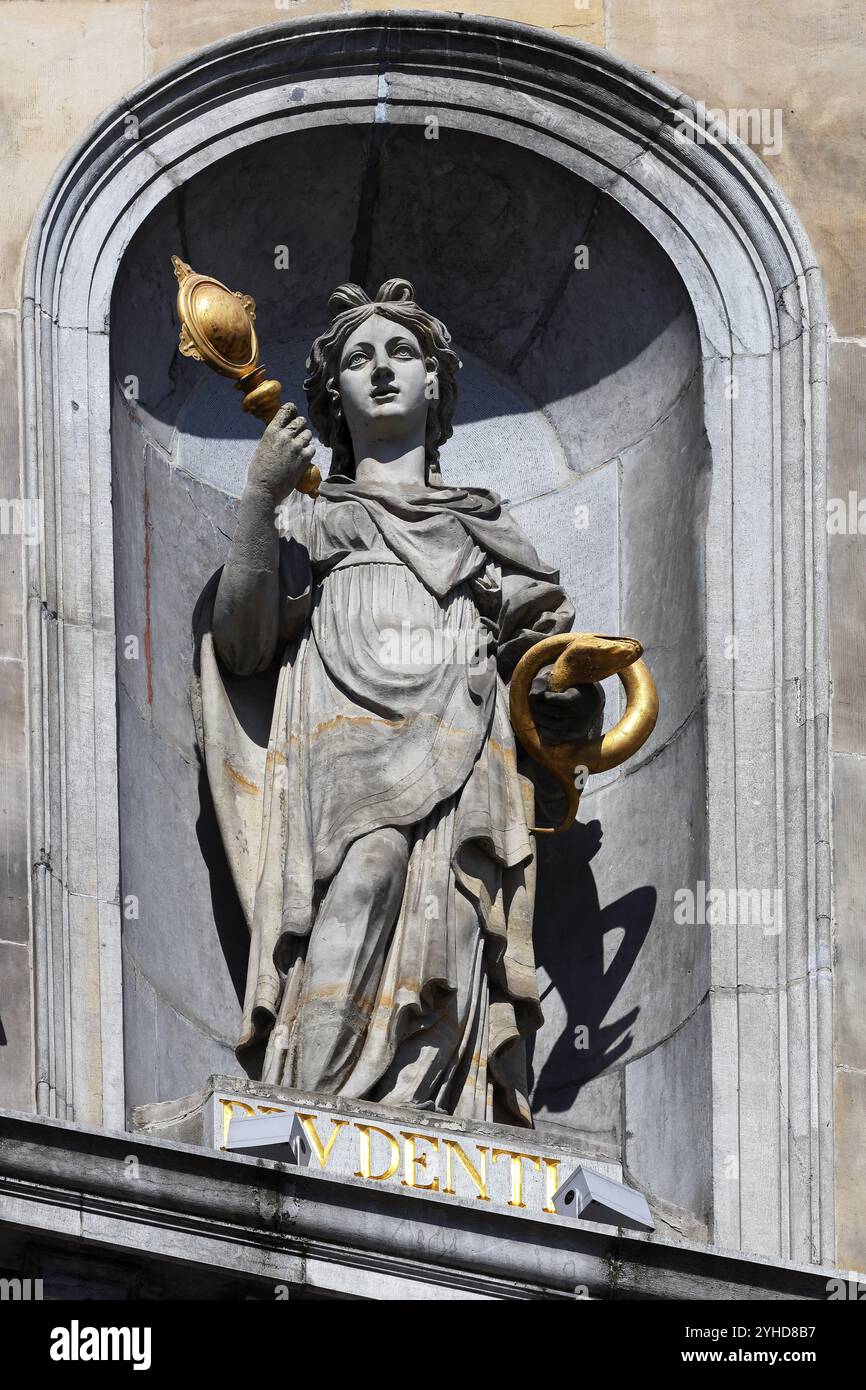 Historisches Rathaus Stadhuis auf dem Grote Markt, detaillierte Ansicht der allegorischen Statue von Prudentia mit Spiegel und Schlange, die sich um ihre Hand auf der windet Stockfoto