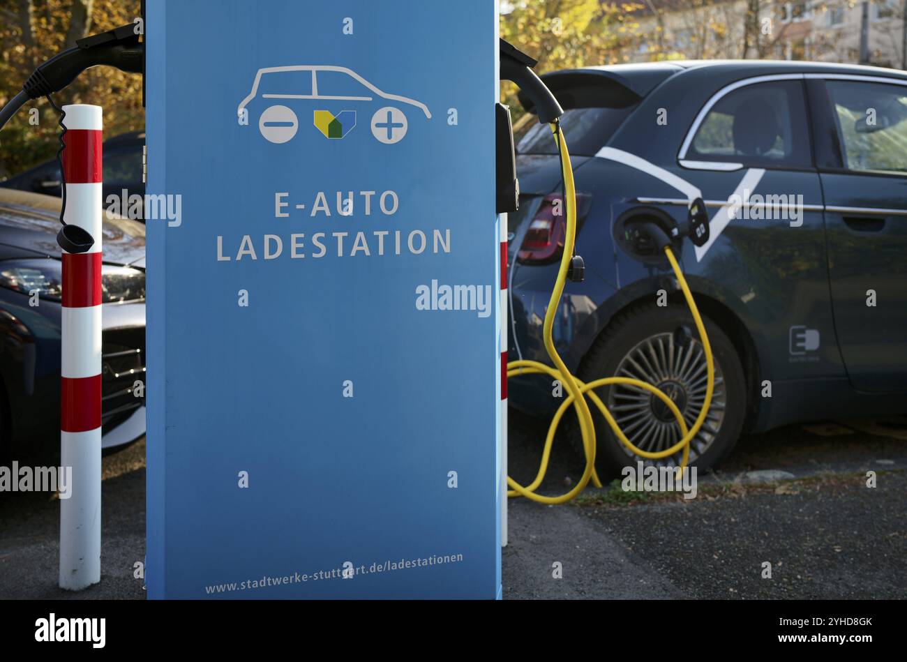 Ladestation, Ladesäule, Stadtwerke Stuttgart für Elektroautos, Ladestation, E-Tankstelle, E-Mobilität, Ladekabel führt in Stockfoto