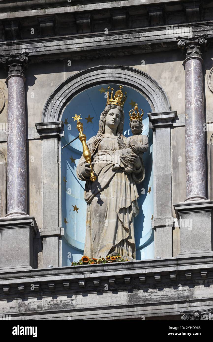 Historisches Rathaus Stadthuis am Grote Markt, detaillierte Ansicht, Schutzpatronin Gottesmutter an der Fassade, UNESCO-Weltkulturerbe, Antwerpen, Belgien Stockfoto