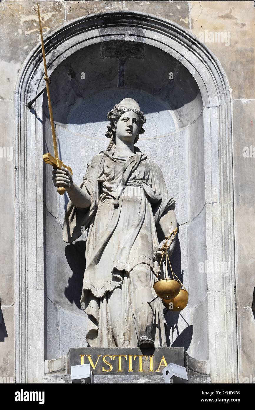 Historisches Rathaus Stadhuis am Grote Markt, detaillierte Ansicht der allegorischen Justizstatue mit Schwert und Schuppen an der Fassade, UNESCO World H Stockfoto