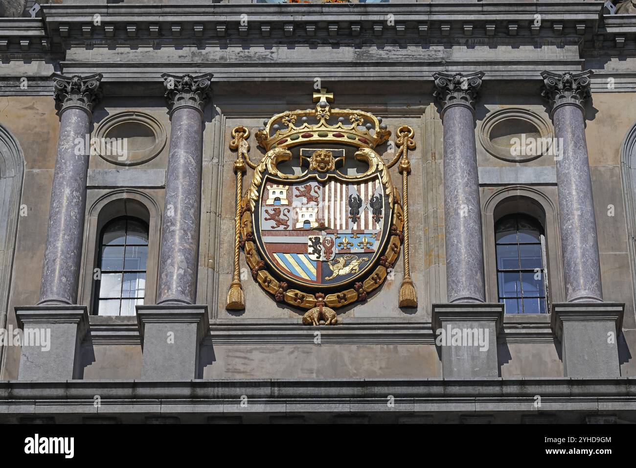 Historisches Rathaus Stadhuis am Grote Markt, detaillierte Ansicht des Wappens von König Philipp II. Von Spanien an der Fassade, UNESCO-Weltkulturerbe Stockfoto