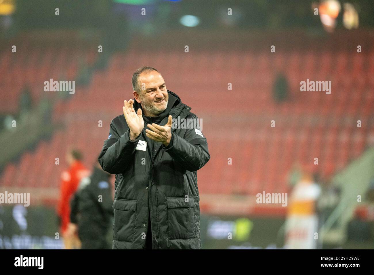 Frank Schmidt (FC Heidenheim, Cheftrainer), GER, FC Heidenheim gegen VFL Wolfsburg, Fussball, Bundesliga, 10. Spieltag, Spielzeit 2024/2025, 09.11.2024, DFB/DFL-VORSCHRIFTEN VERBIETEN JEDE VERWENDUNG VON FOTOGRAFIEN ALS BILDSEQUENZEN UND/ODER QUASI-VIDEO, Eibner-Pressefoto/Sascha Walther Stockfoto