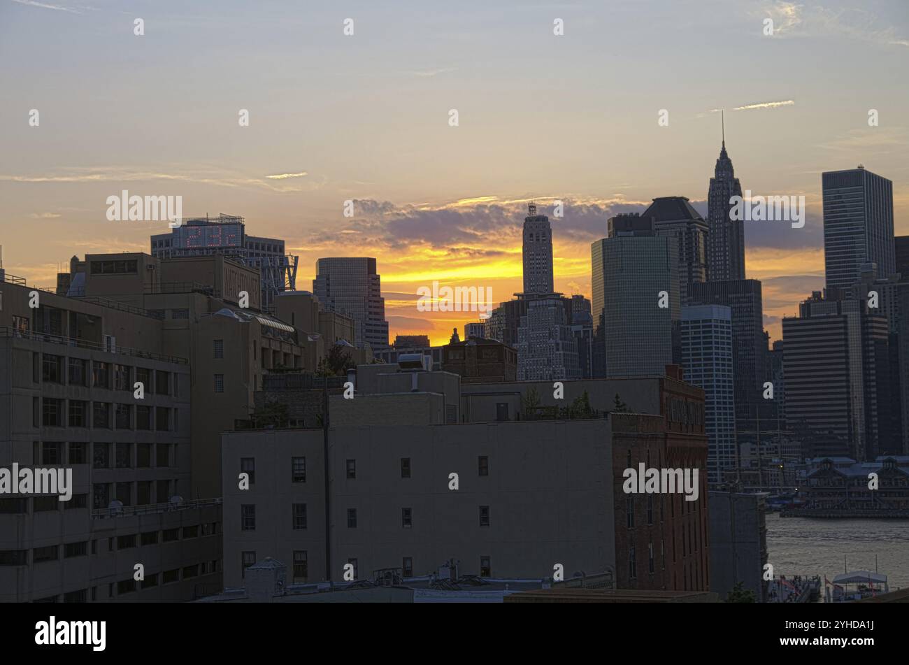 Sonnenuntergang über Manhattan. Blick von der Brooklyn Bridge in die Innenstadt. New York, USA, Nordamerika Stockfoto
