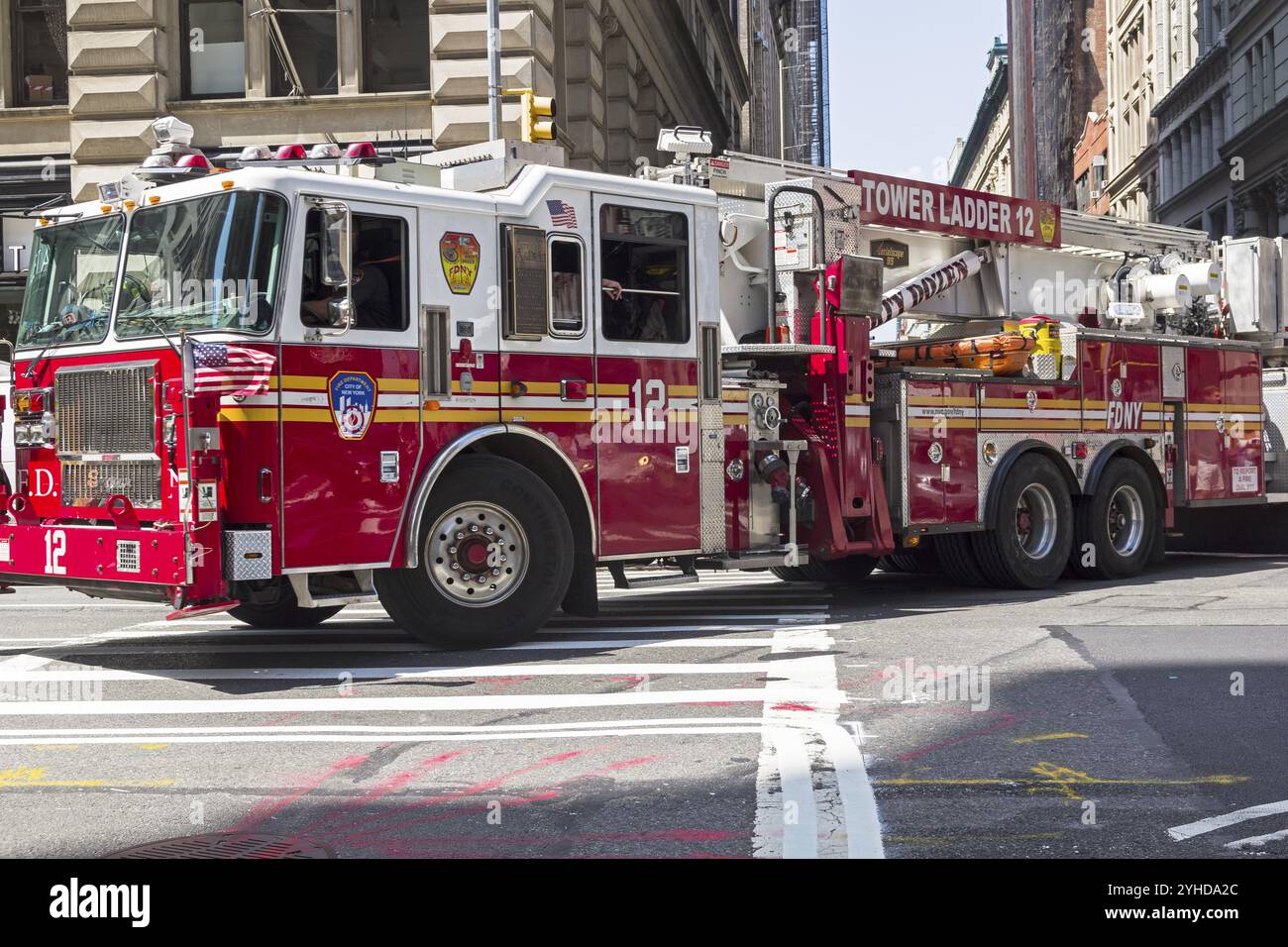 NEW YORK CITY, 24. AUGUST 2017: Ein großer roter Feuerwehrwagen in Manhattan. New York, USA, Nordamerika Stockfoto