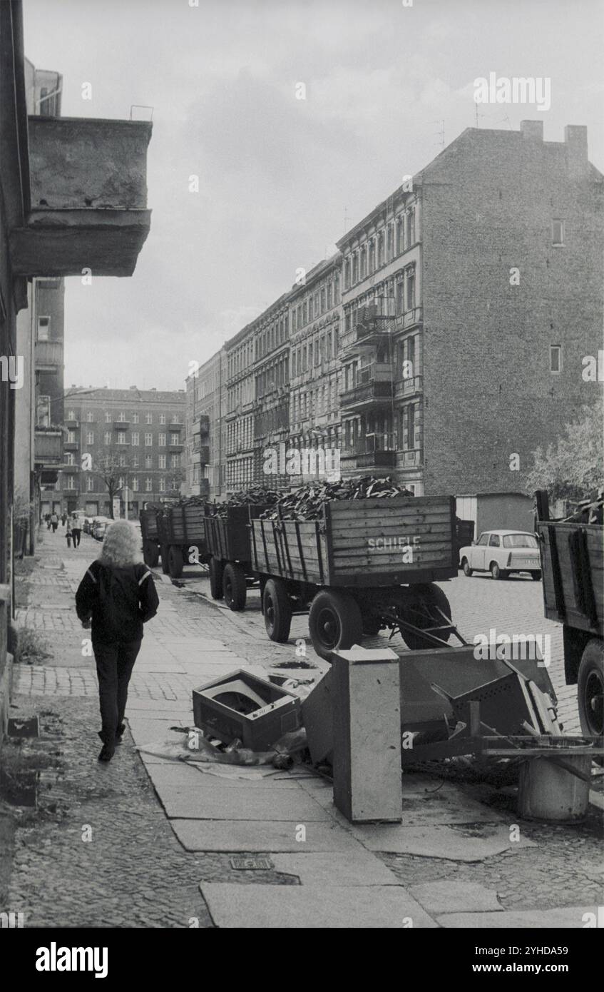 10.10.1983 DDR Ost-Berliner Bezirk Prenzlauer Berg. Szene mit sperrigem Müll und Kohlewagen in der Lettestraße. Ost-Berlin, DDR Stockfoto