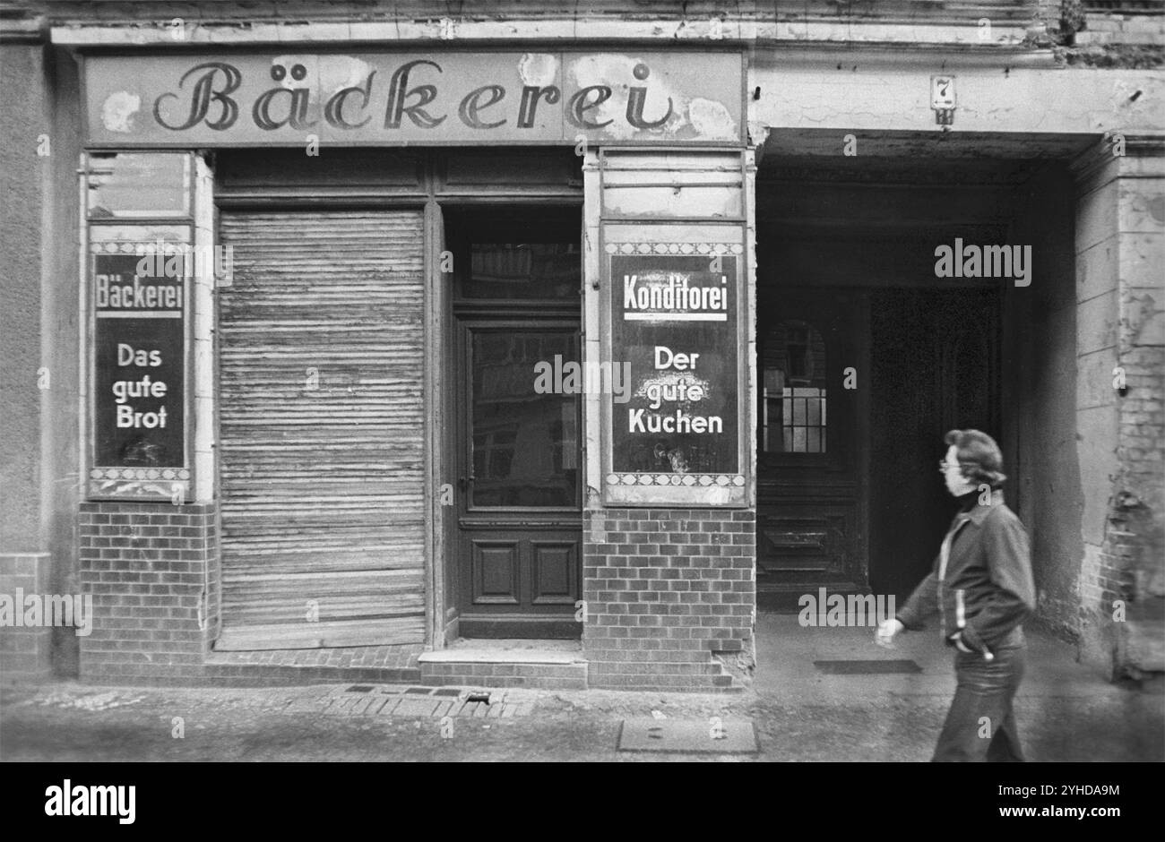 29/09/1983 DDR Ostberliner Bezirk Prenzlauer Berg. Geschlossene und stillgelegte Bäckerei in der Raumerstraße. , Berlin, Ost-Berlin, DDR Stockfoto