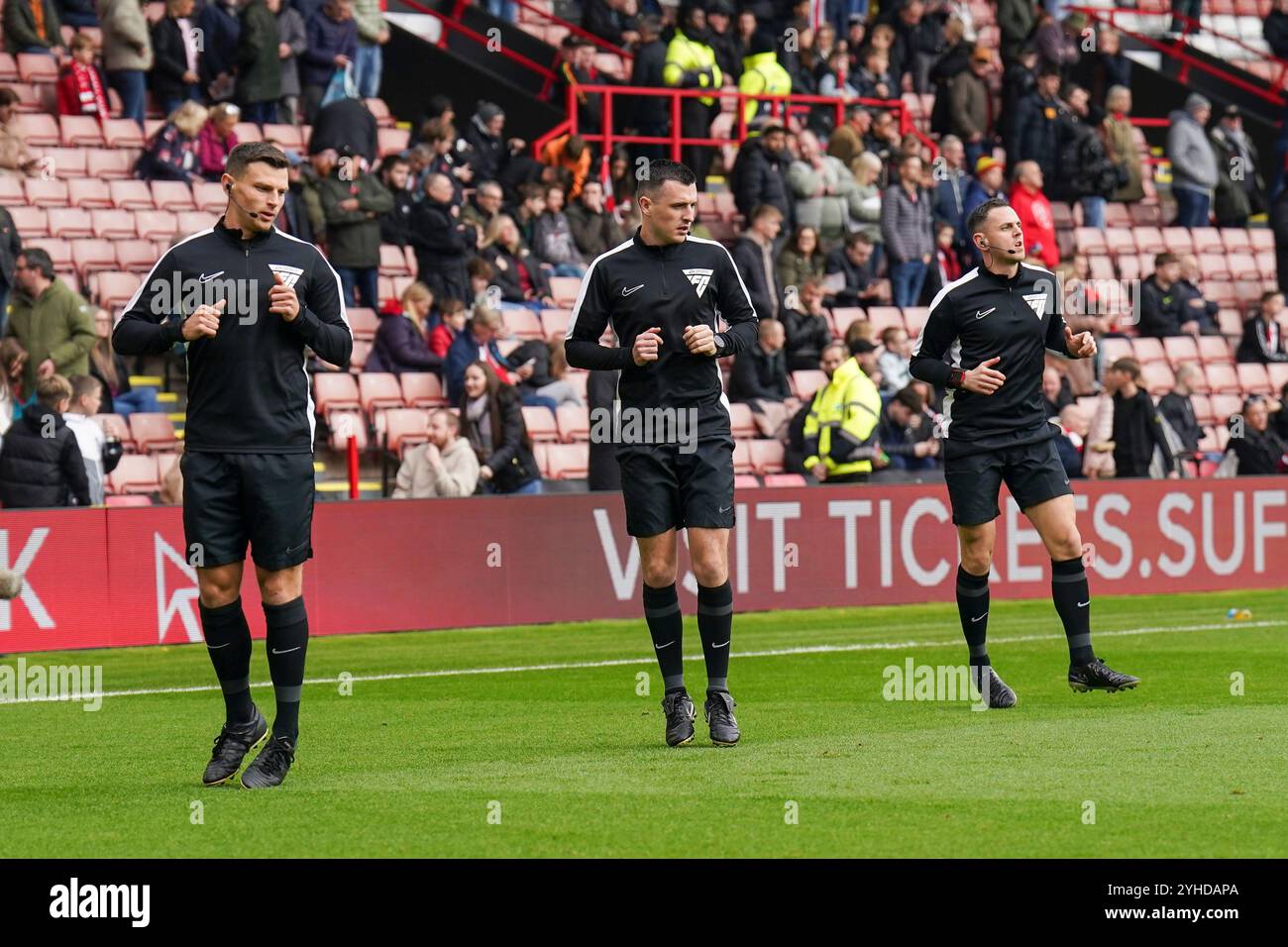 Sheffield, Großbritannien. November 2024. Schiedsrichter Lewis Smith und seine Assistenten Alex James und Sam Lewis und Alex James wärmen sich am 10. November 2024 während des Spiels Sheffield United FC gegen Sheffield Wednesday FC SKY Bet EFL Championship in der Bramall Lane, Sheffield, England, Großbritannien auf. Credit: Every Second Media/Alamy Live News Stockfoto