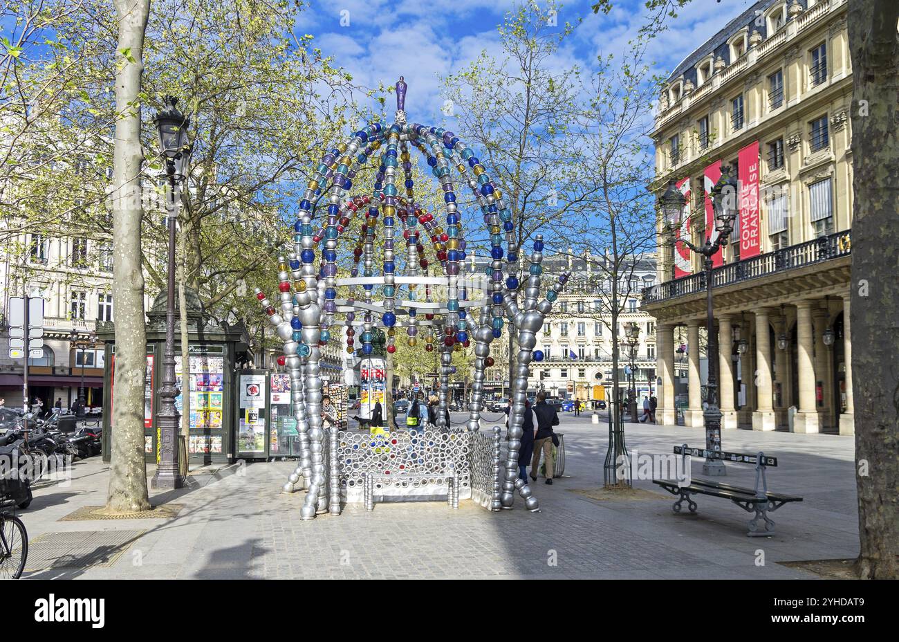 PARIS, FRANKREICH, 2. APRIL 2017: Eintritt zum Palais Royal, U-Bahnstation Musee du Louvre. Paris, Frankreich, ein sonniger Tag Anfang April, Europa Stockfoto