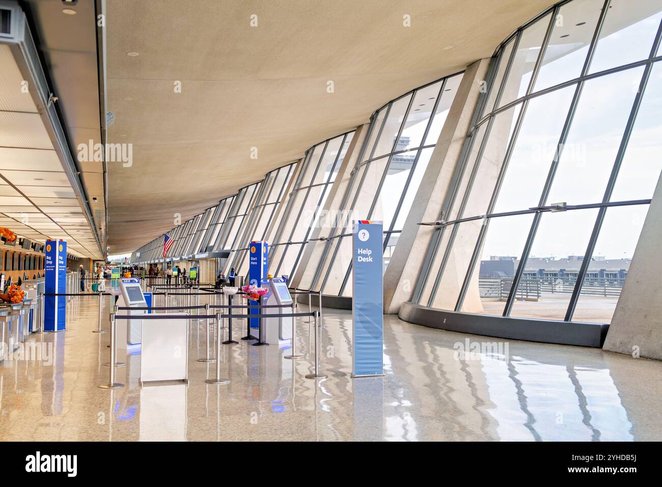 DULLES, Virginia – die obere Halle des Washington Dulles International Airport zeigt das unverwechselbare geschwungene Dach von Eero Saarinen. Die hängende Dachkonstruktion des Terminals, die 1962 fertiggestellt wurde, schafft einen weitläufigen Innenraum. Das modernistische Terminal-Design verfügt über Betonsäulen, die die schwungvolle Dachkonstruktion stützen. Stockfoto