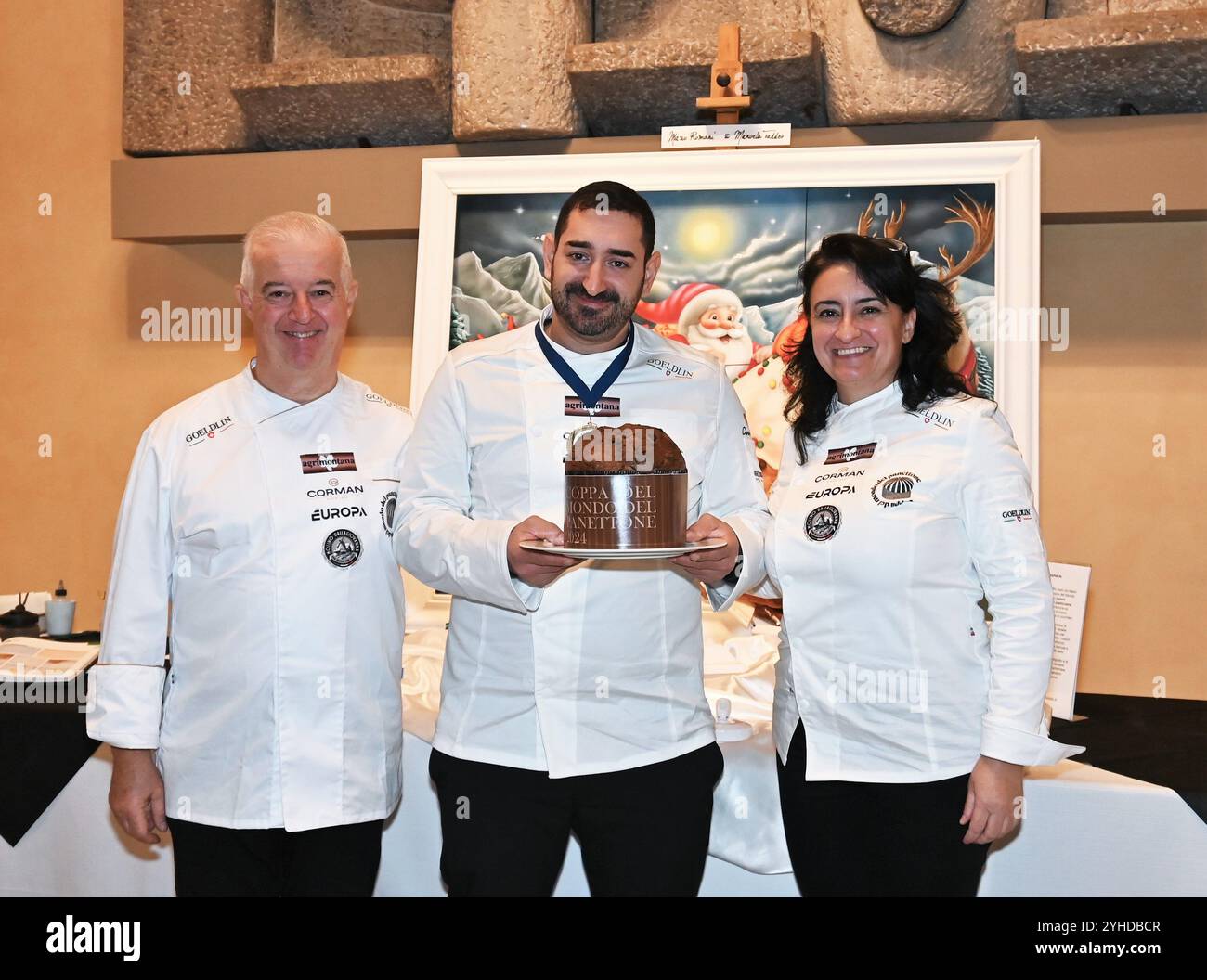 Mailand, Italien Panettone-Weltmeisterschaft 2024 Veranstaltungsort und Treffen mit den Konditoren Palazzo Castiglioni Mailand ithe Foto: Pasquale Iannelli (Italien) Weltmeister des Schokoladenpanettone, Mario Romani und Manuela Silvia Taddeo, Schöpfer des künstlerischen Marzipanmalers für die Veranstaltung und Weihnachten Stockfoto