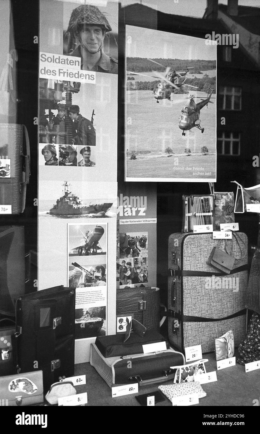 06/1980 DDR-Bezirk Rostock Stadt Rostock. Schaufenster eines Fachgeschäfts für Taschen in der Kroepeliner Straße, der Einkaufsstraße R Stockfoto