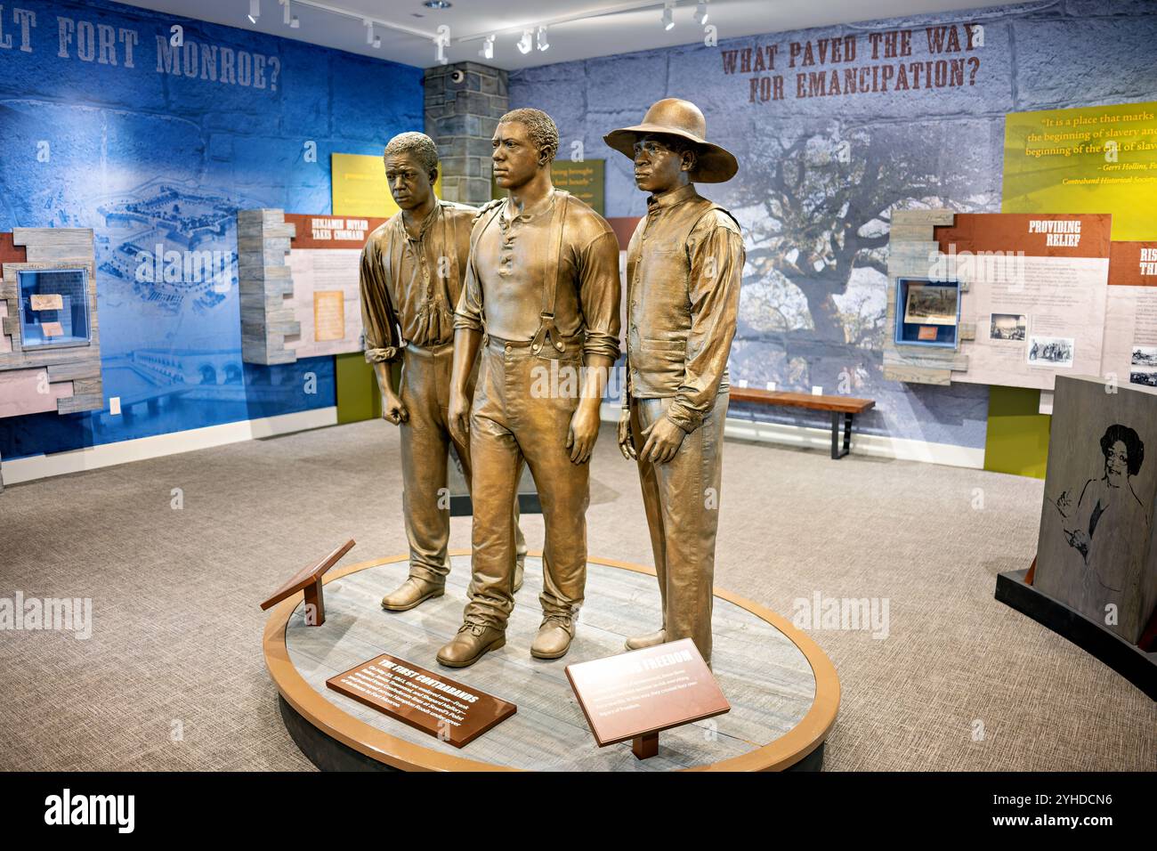 HAMPTON, Virginia — die Ausstellung im Fort Monroe Visitor & Education Center erinnert an Frank Baker, James Townsend und Shepard Mallory, die am 23. Mai 1861 aus den konföderierten Truppen flohen. Die Ausstellung ehrt diese ersten „Schmuggelflüchtlinge“ und die Tausenden, die im Bürgerkrieg nach Freiheit in Fort Monroe suchten. Stockfoto