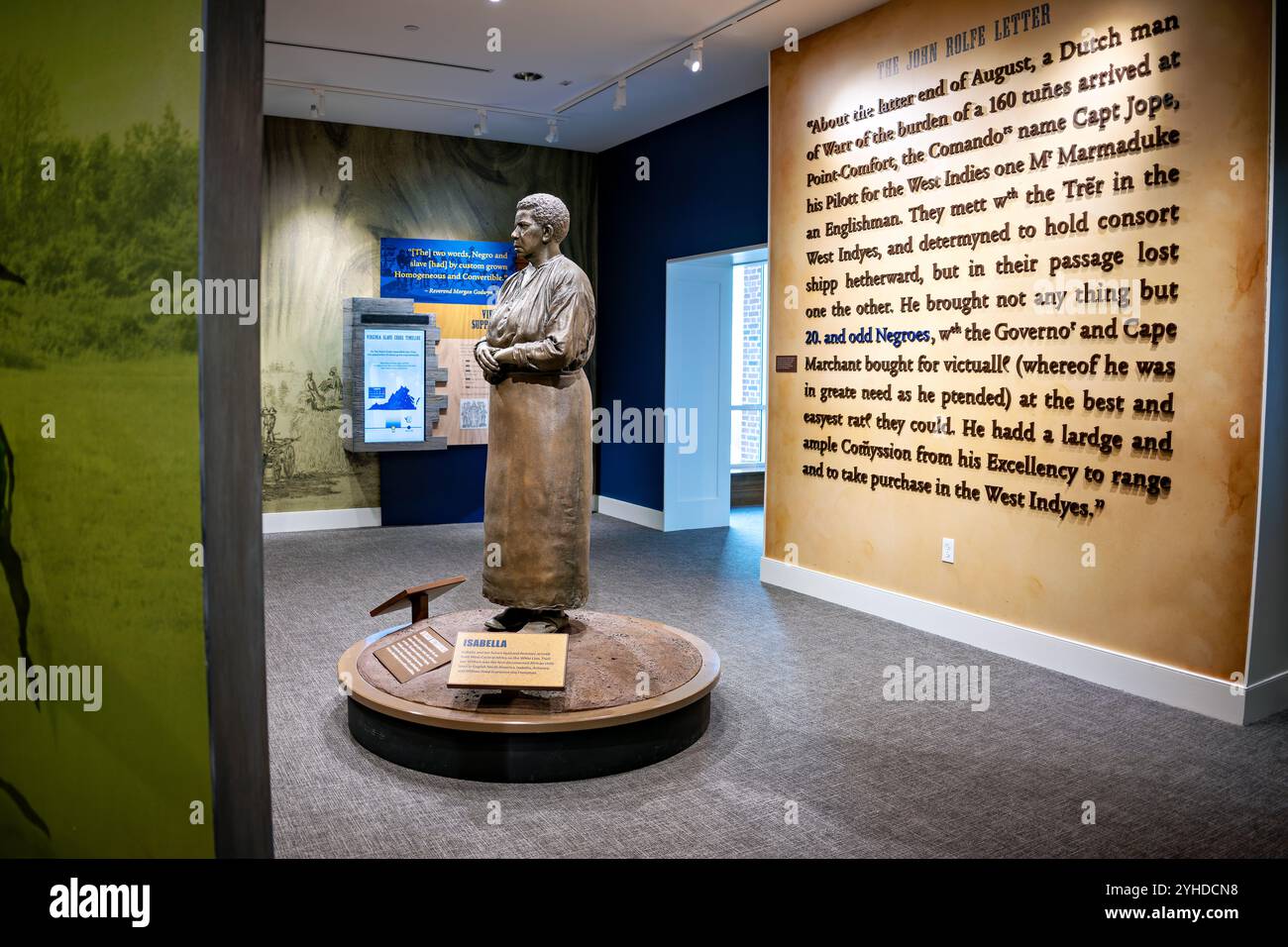 Angela Exhibit Fort Monroe Hampton Virginia // HAMPTON, Virginia — eine Bildungsausstellung im Fort Monroe Visitor & Education Center, das sich in der ehemaligen Artillerie-Ausbildungsbibliothek befindet, erzählt die Geschichte von Angela, einer der ersten afrikanischen Frauen, die 1619 nach Virginia gebracht wurden. Die Ausstellung ehrt afrikanische Matriarchen und ihre Rolle bei der Erhaltung kultureller Traditionen trotz der Unterbrechungen der Sklaverei. Stockfoto