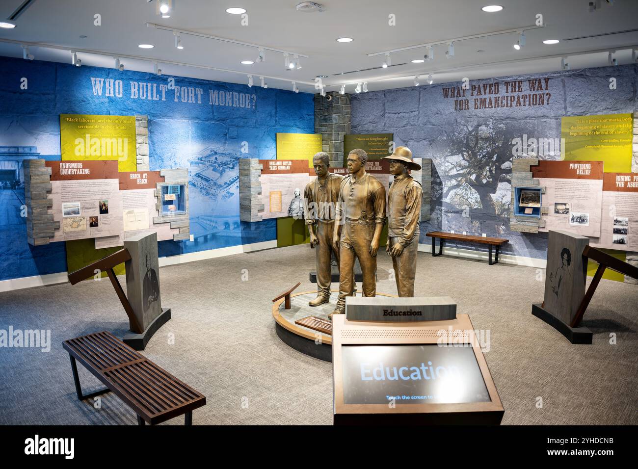 HAMPTON Virginia — die Bildungsausstellung im Fort Monroe Visitor & Education Center erinnert an Frank Baker, James Townsend und Shepard Mallory, die am 23. Mai 1861 vor den konföderierten Truppen flohen. Die Ausstellung ehrt diese ersten „Schmuggelflüchtlinge“ und die Tausenden, die im Bürgerkrieg nach Freiheit in Fort Monroe suchten. Stockfoto