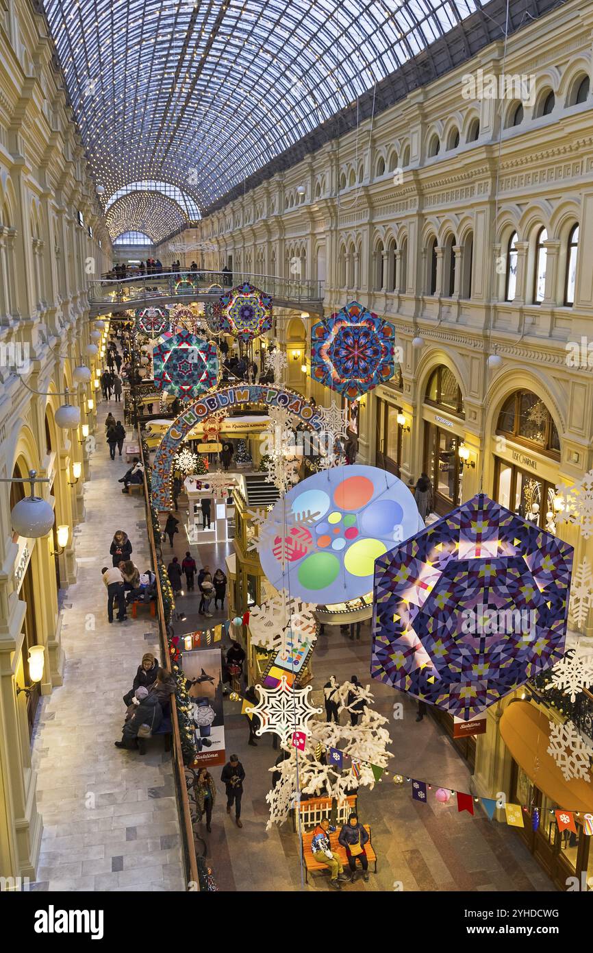 Moskau, Russland, 2. Dezember 2018: Neujahrs- und Weihnachtsdekoration in den Galerien des Hauptuniverselle Stores in Europa Stockfoto