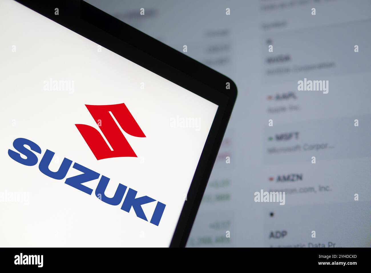 Dhaka, bangladesch - 6. Oktober 2024: Das Suzuki-Logo wird auf dem Smartphone angezeigt Stockfoto