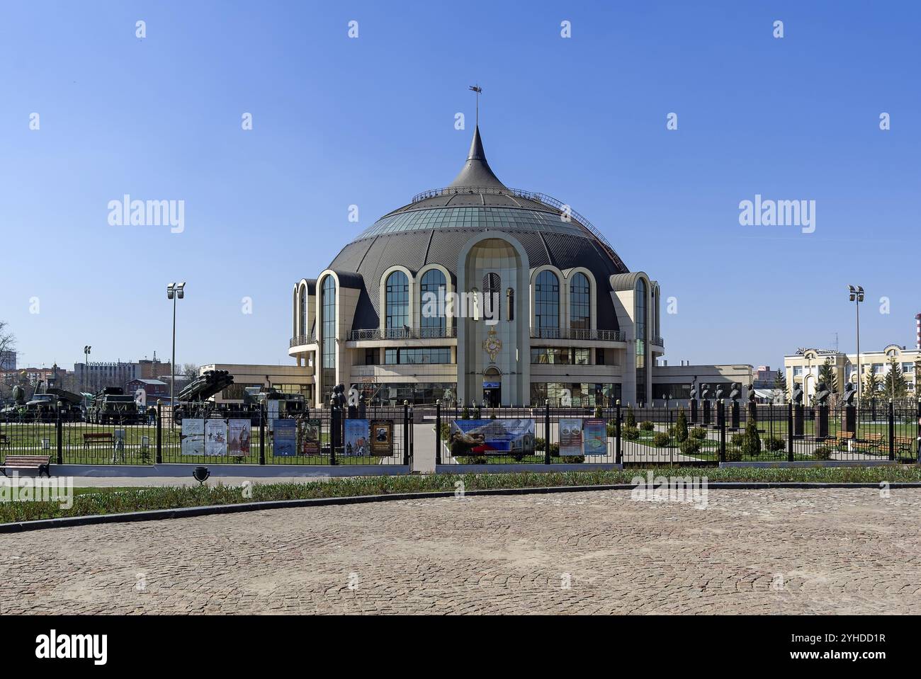 Tula, Russland, 23. April 2019: Das Gebäude des Staatlichen Waffenmuseums Tula vor dem Hintergrund eines blauen Himmels. Das Gebäude hat die Form eines alten Rus Stockfoto